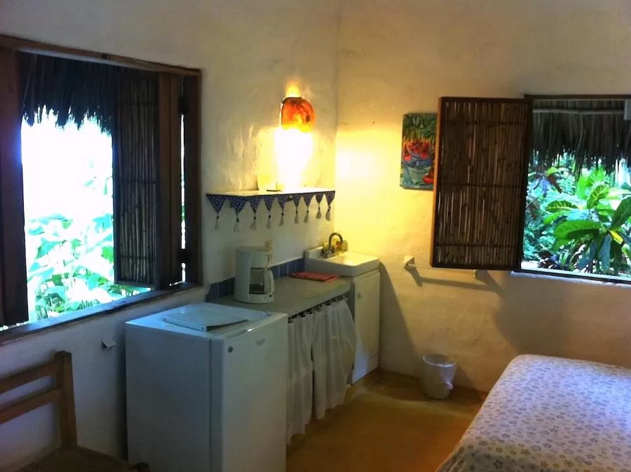 Kitchen/Kitchenette in Junto al Rio Bungalows & Suites
