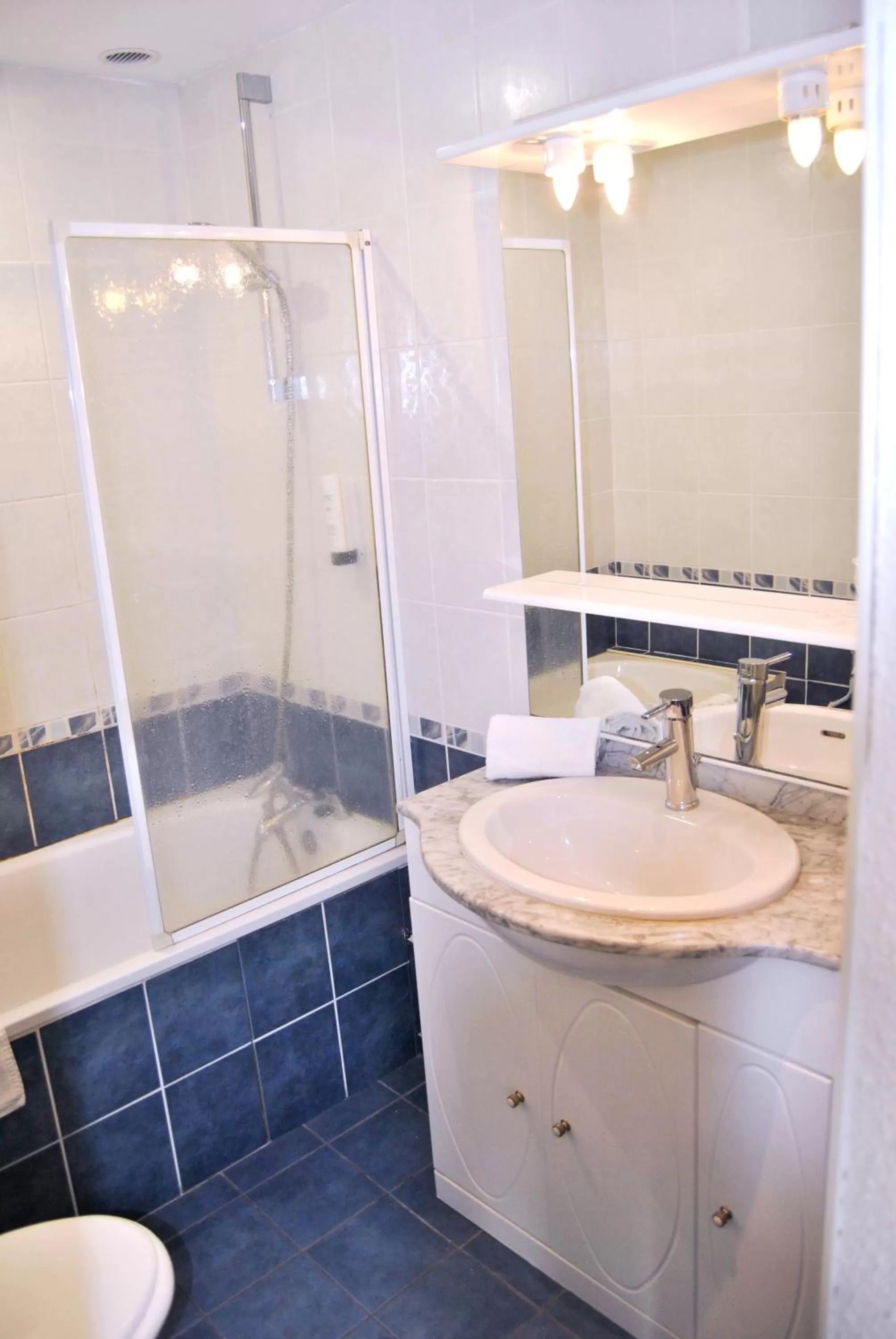 Bathroom in Hôtel Le Thurot- Dijon Centre ville Gare