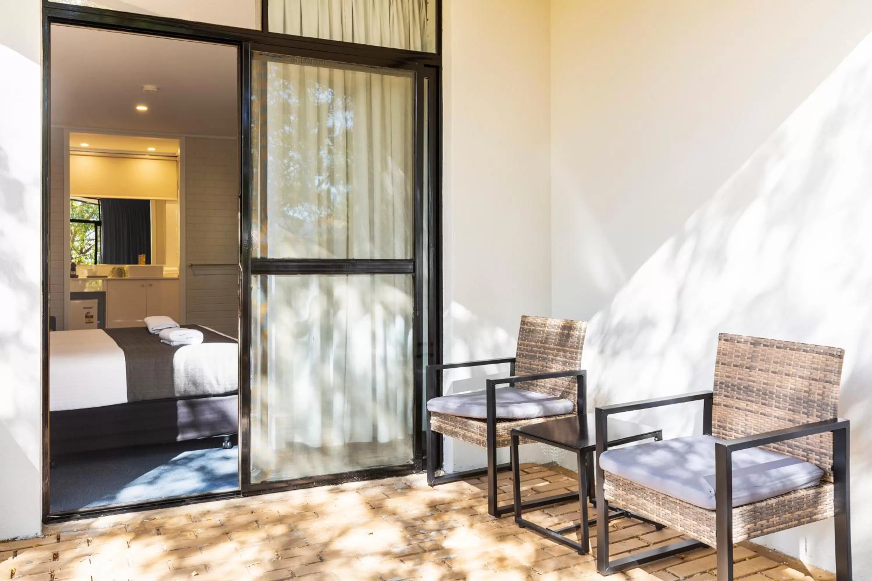 Seating area, Bed in The Wine Vine Hotel