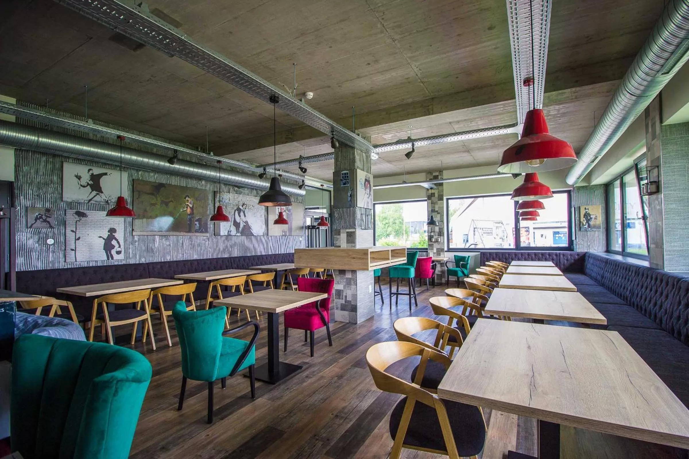 Restaurant/places to eat in HOTEL 63