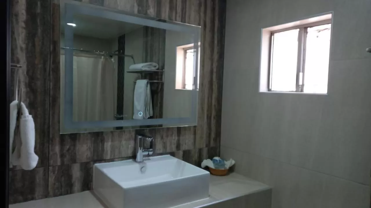 Shower in Hotel Siesta Real