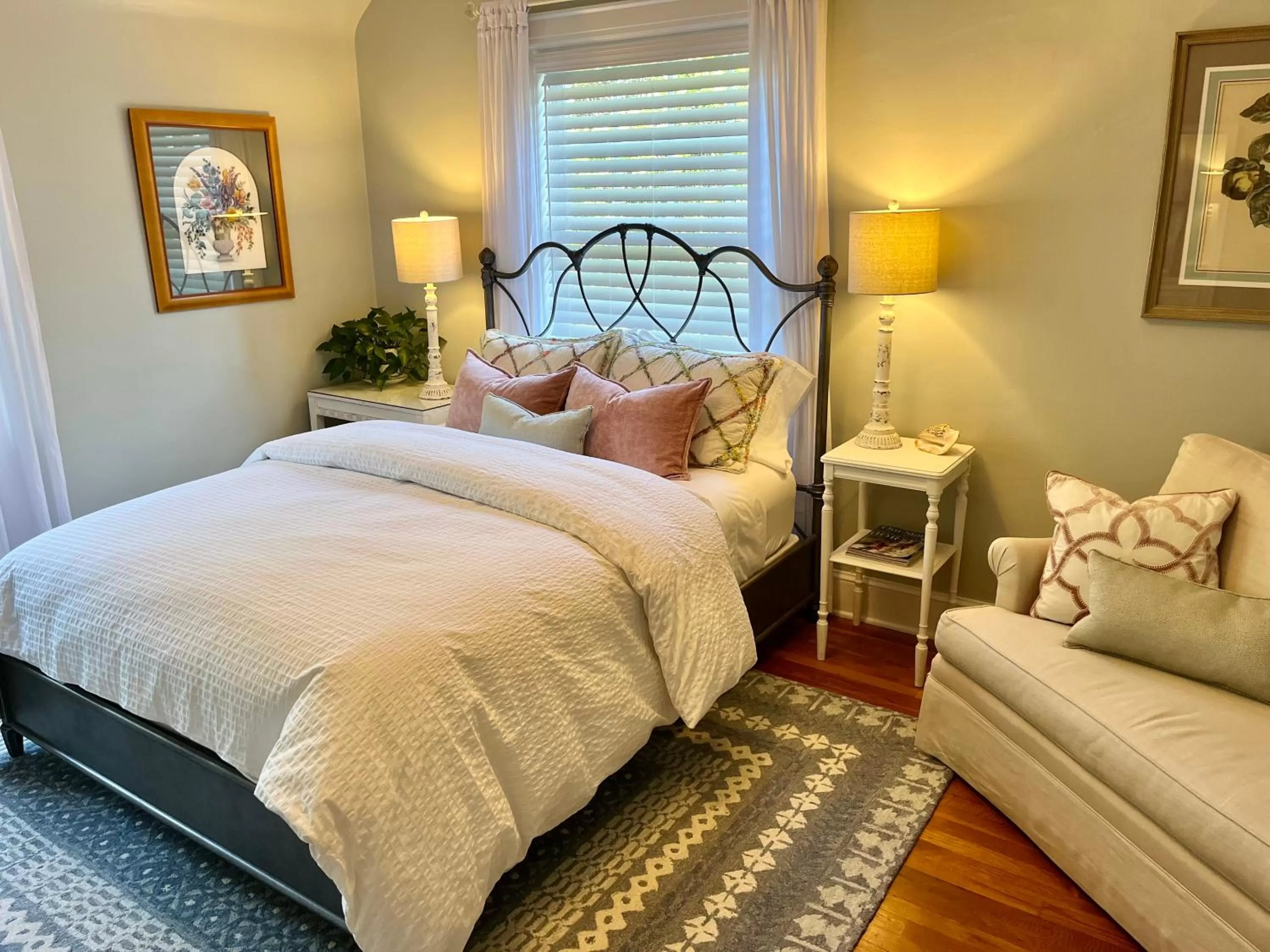 Bed in The Holly and Ivy Inn