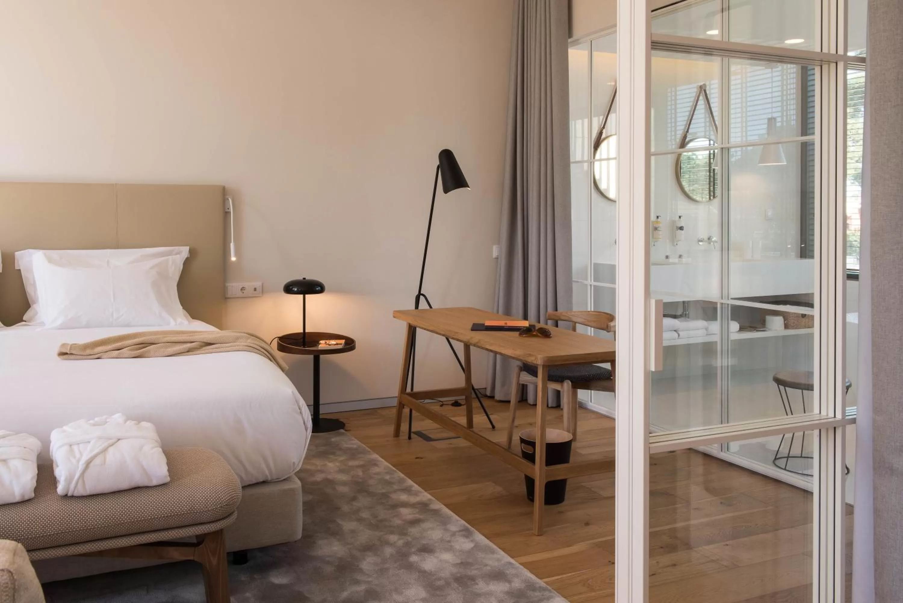 Toilet, Bed in Aroeira Lisbon Hotel - Sea & Golf