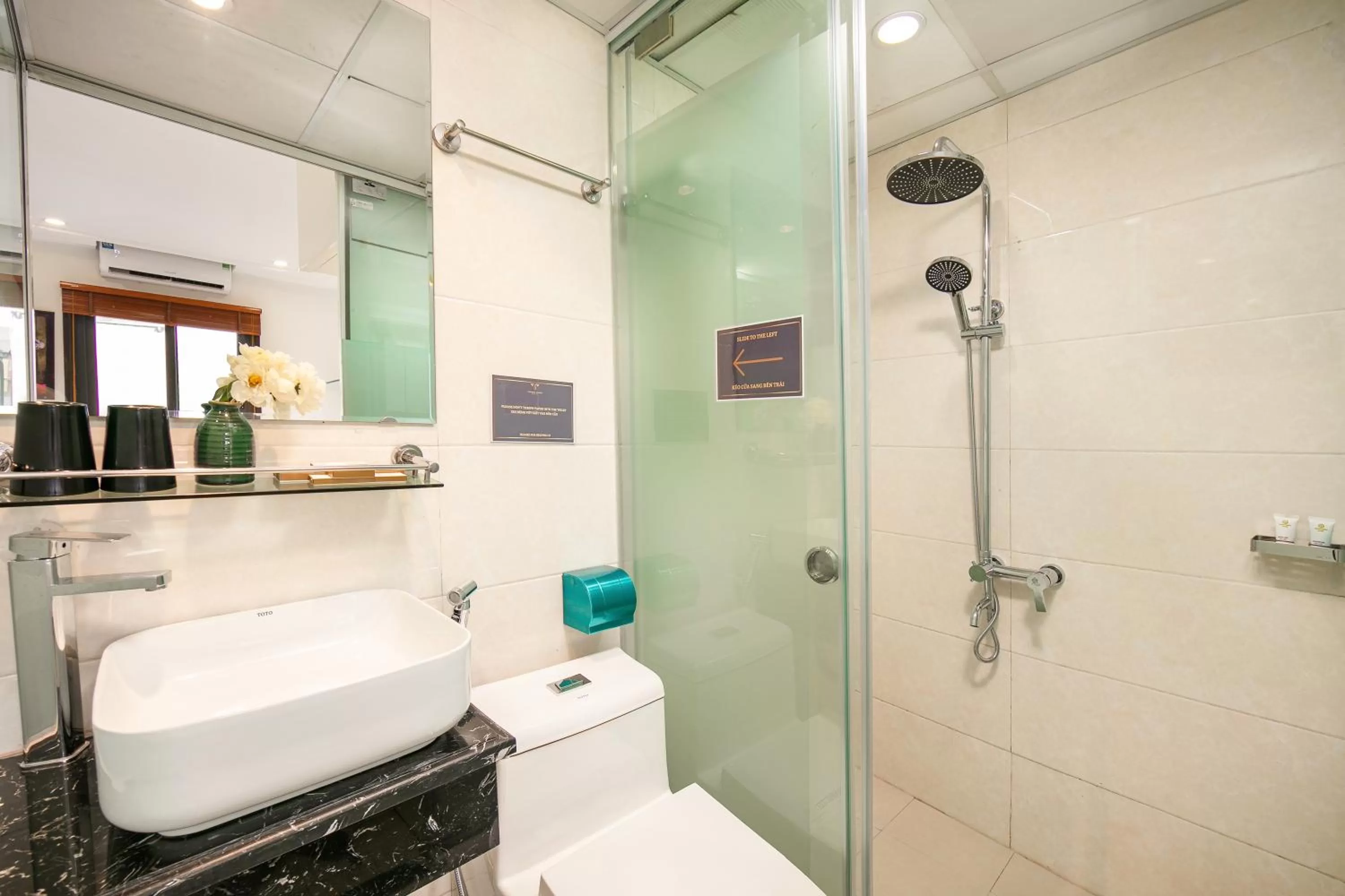 Shower in Tunger Grand Hotel