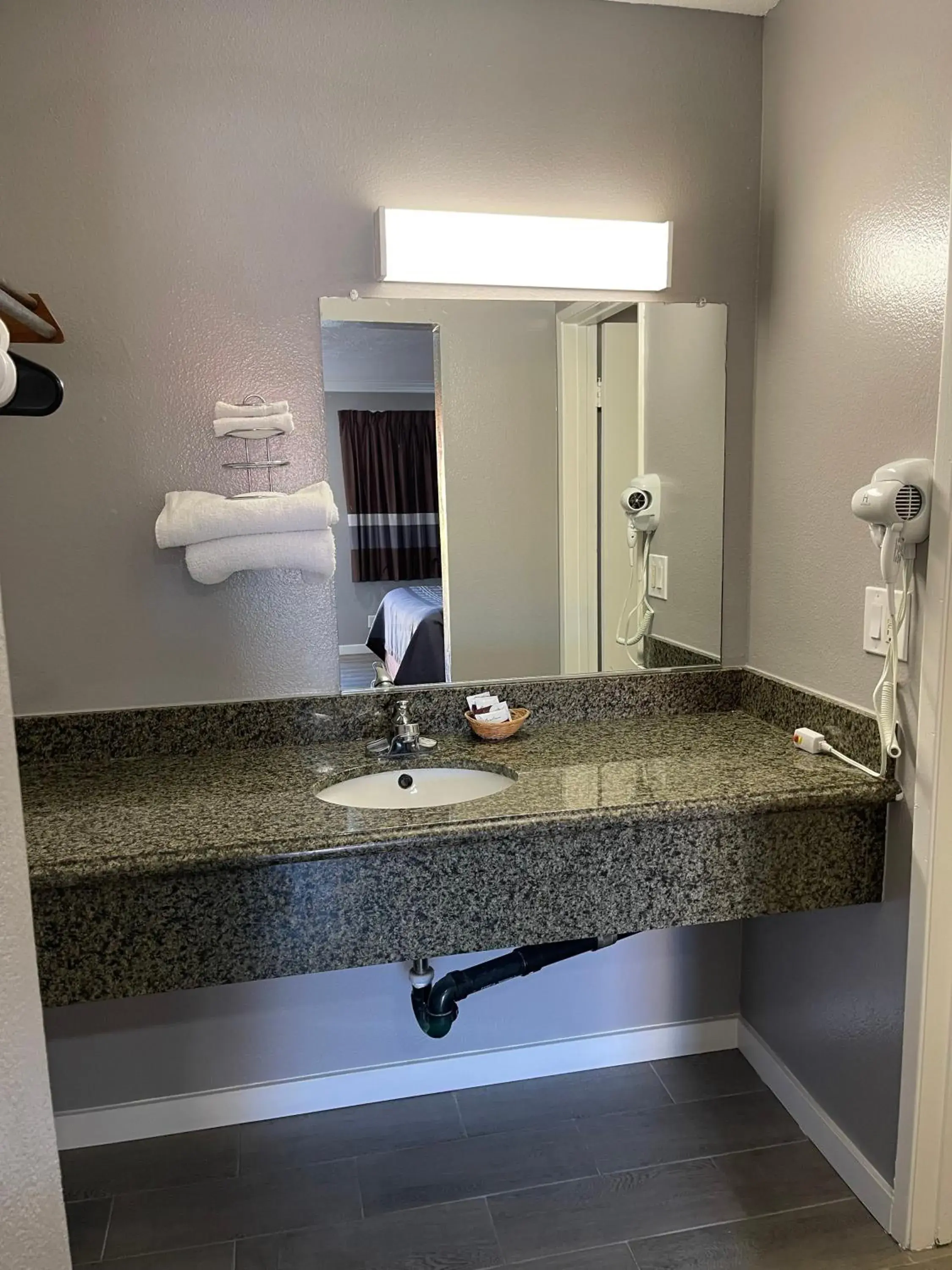 Classic Quadruple Room - Non Smoking in El Segundo Inn Classic Quadruple Room - Non Smoking in El Segundo Inn