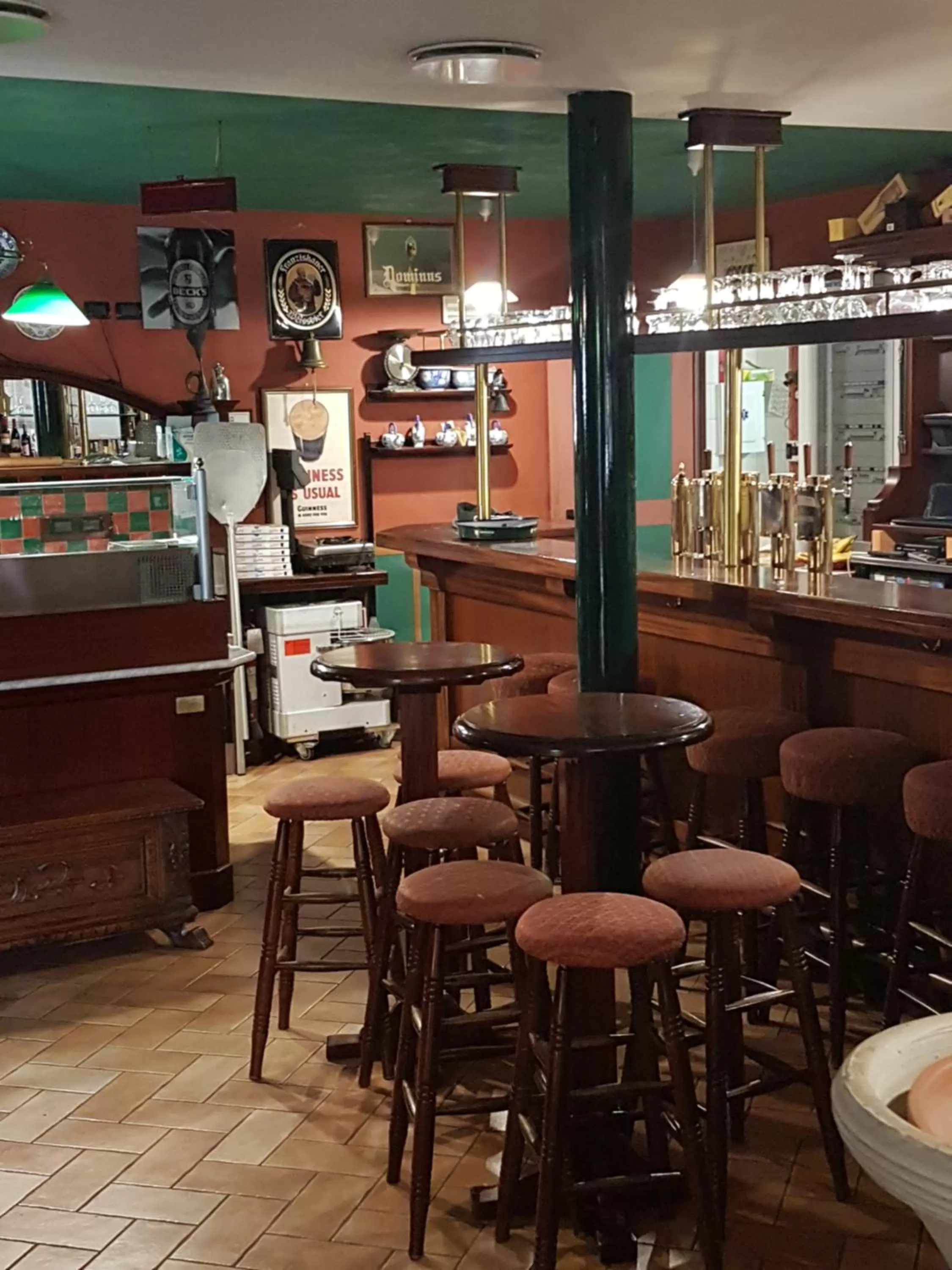 Restaurant/places to eat in Macloud pub B&B