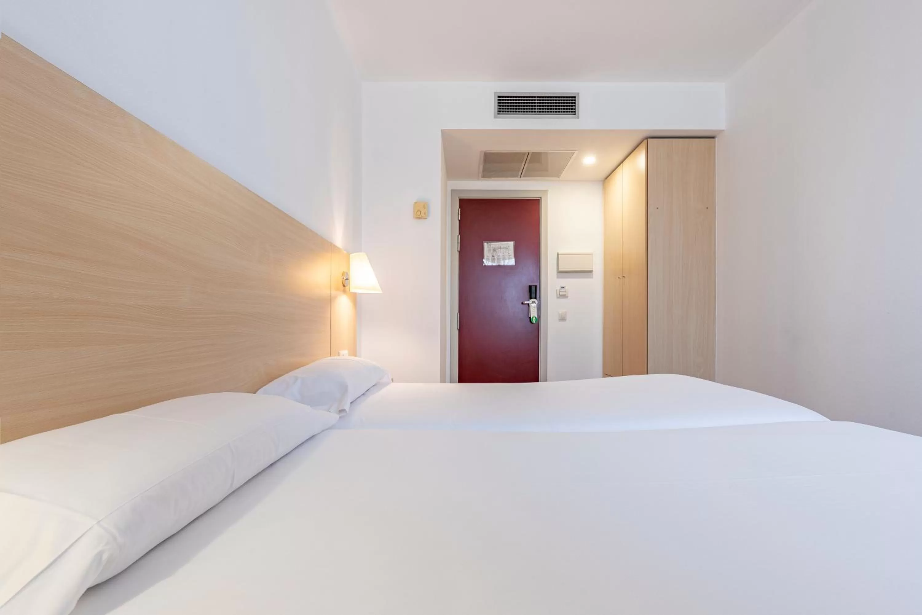 Photo of the whole room, Bed in Hotel Basic