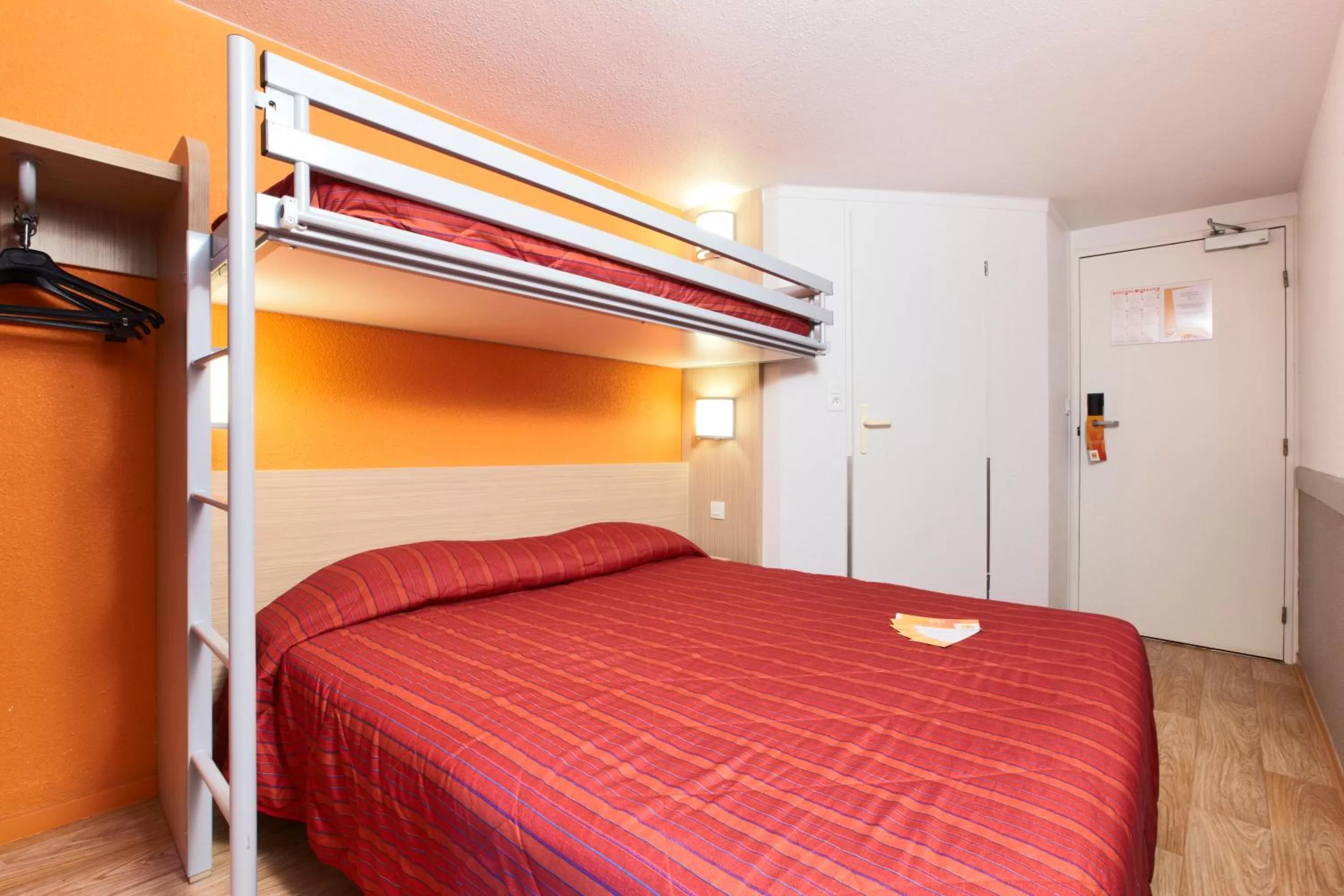 Photo of the whole room, Bed in Premiere Classe Montreuil