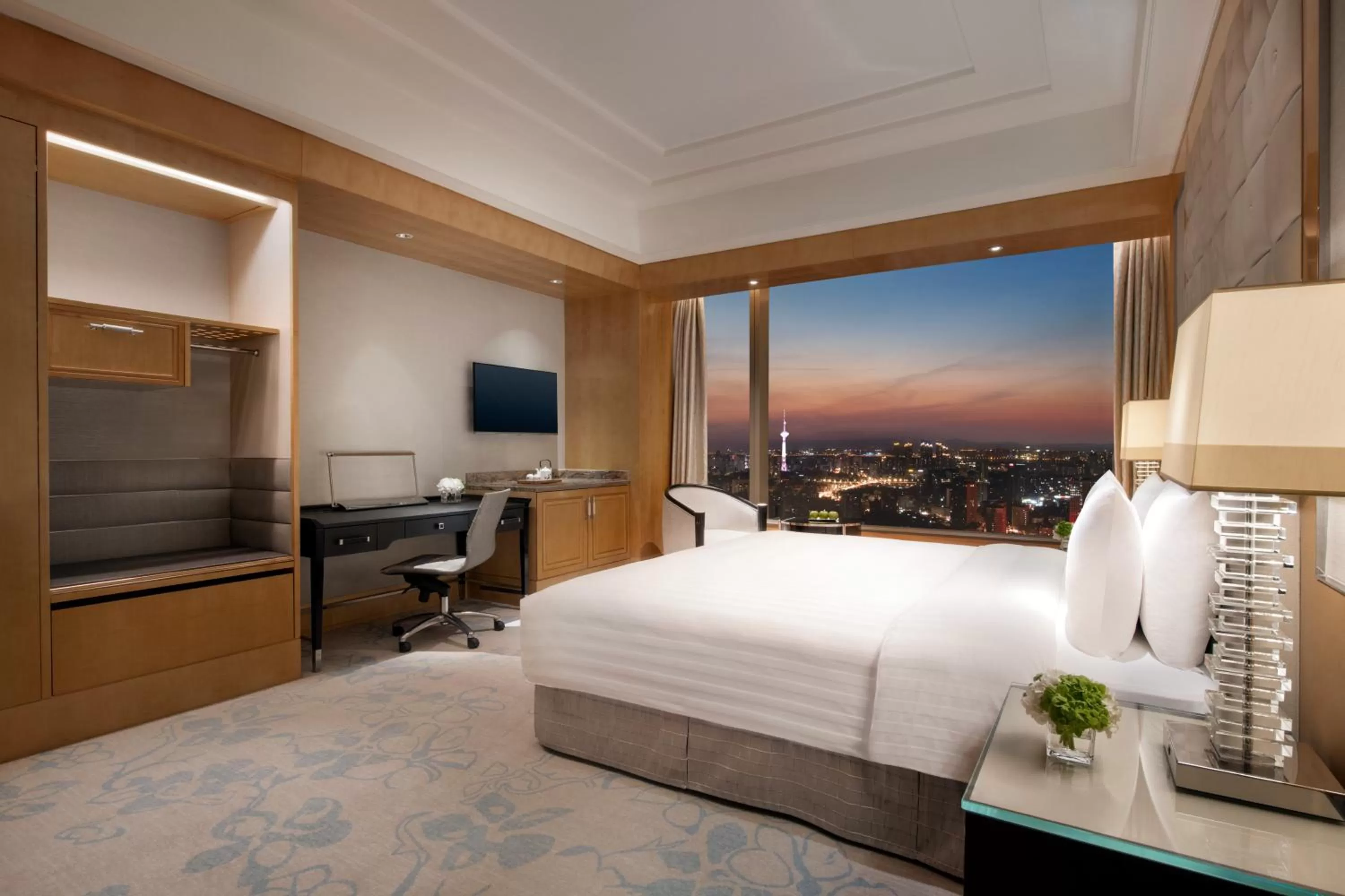 Living room, Bed in Shangri-La Nanjing