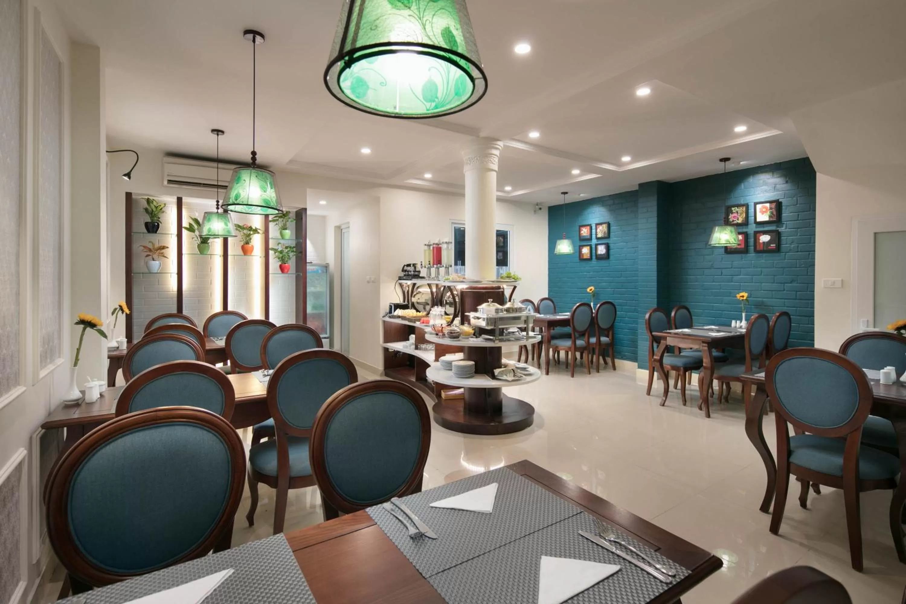 Restaurant/places to eat in Holiday Emerald Hotel