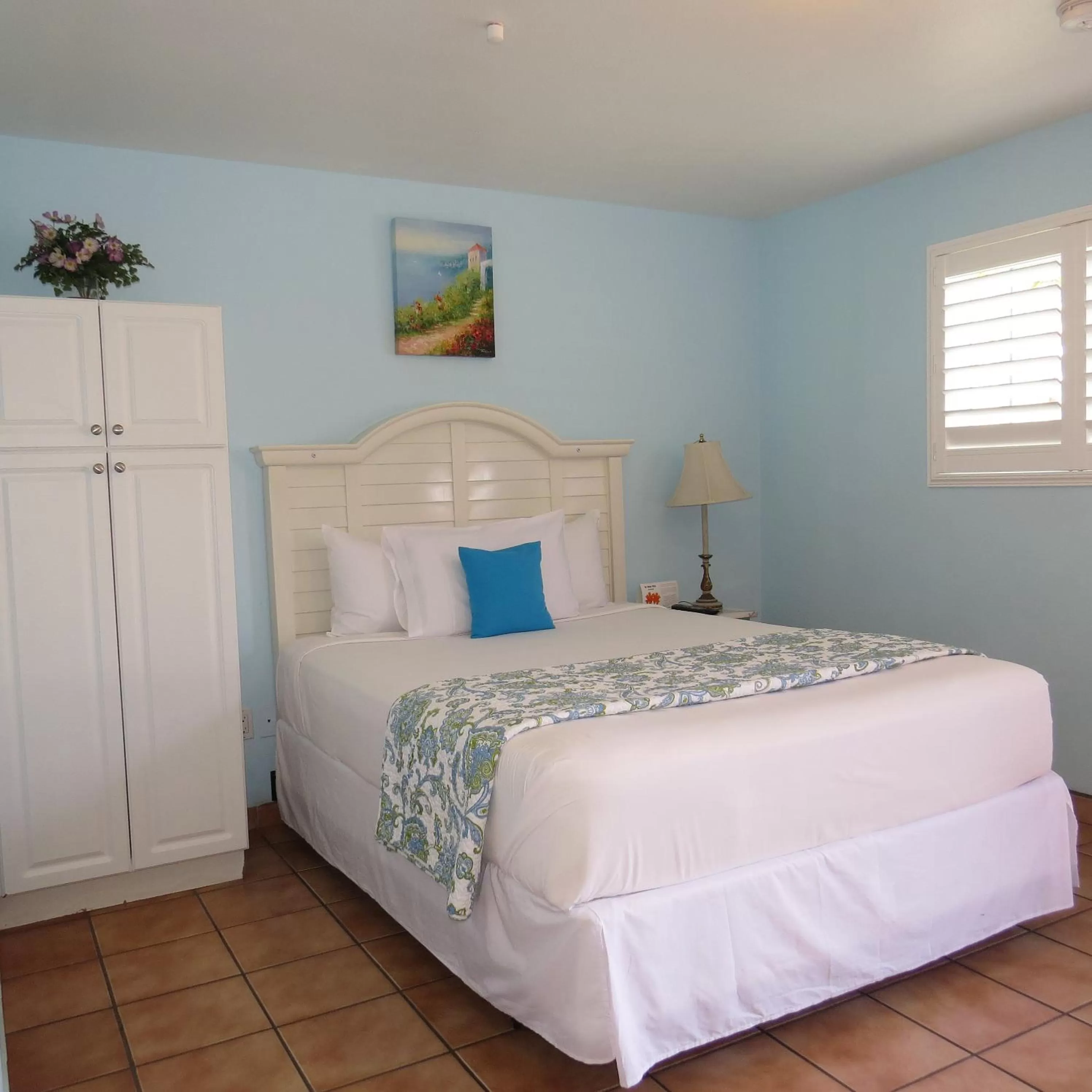 Bed in Leucadia Beach Inn