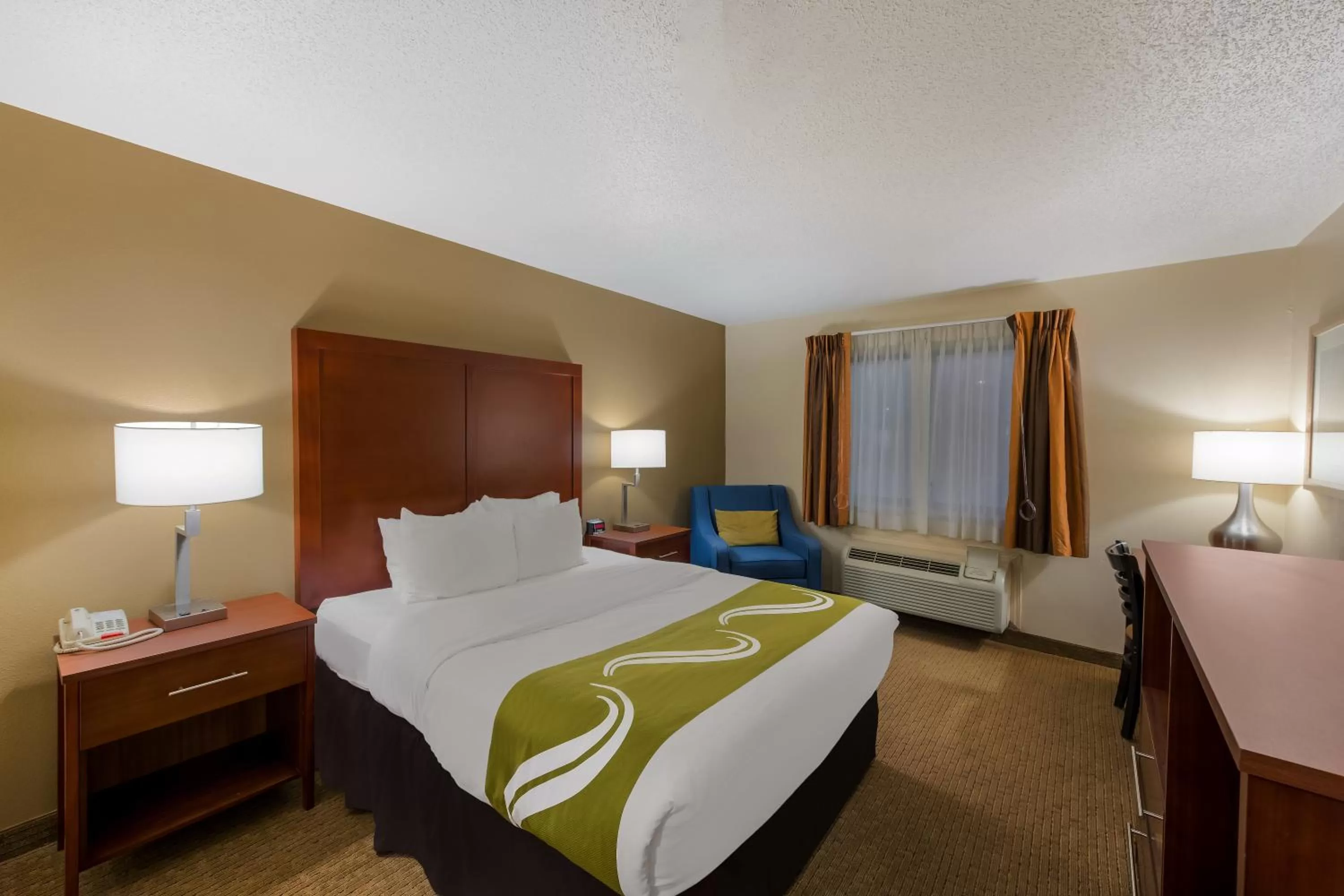 Bed in Quality Inn Marysville