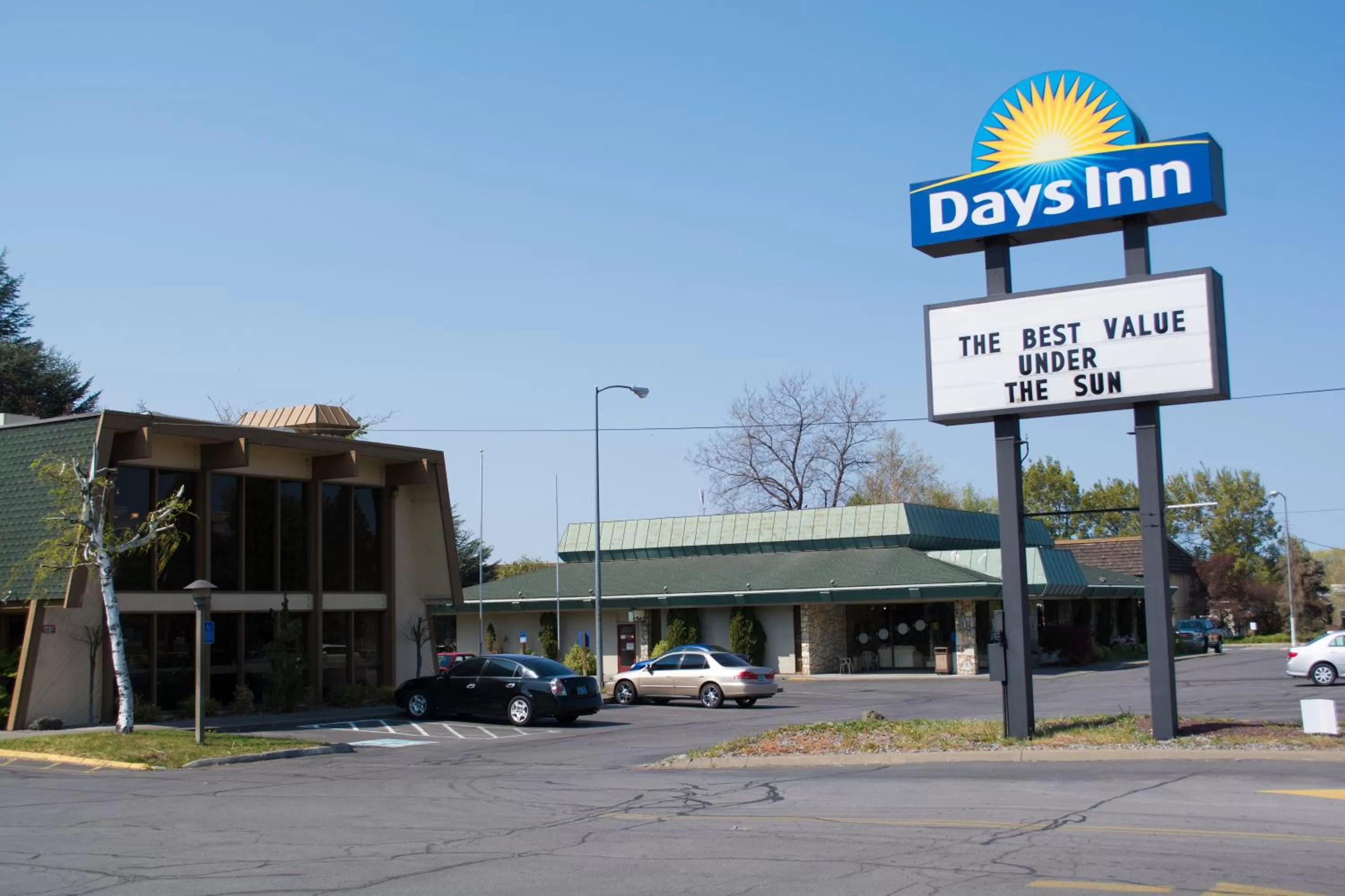 Property building in Days Inn by Wyndham Klamath Falls
