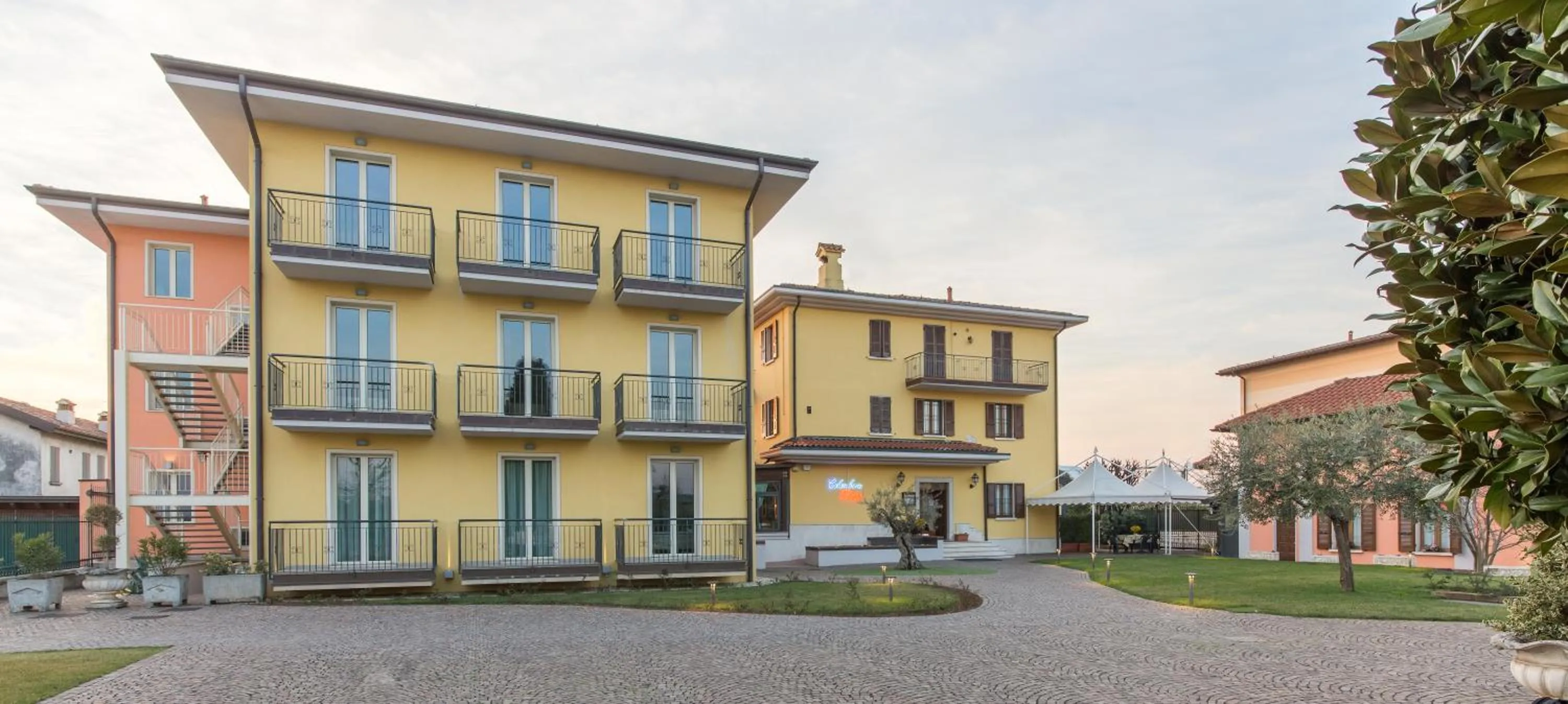 Property building in Hotel Panineria Colombera Rossa