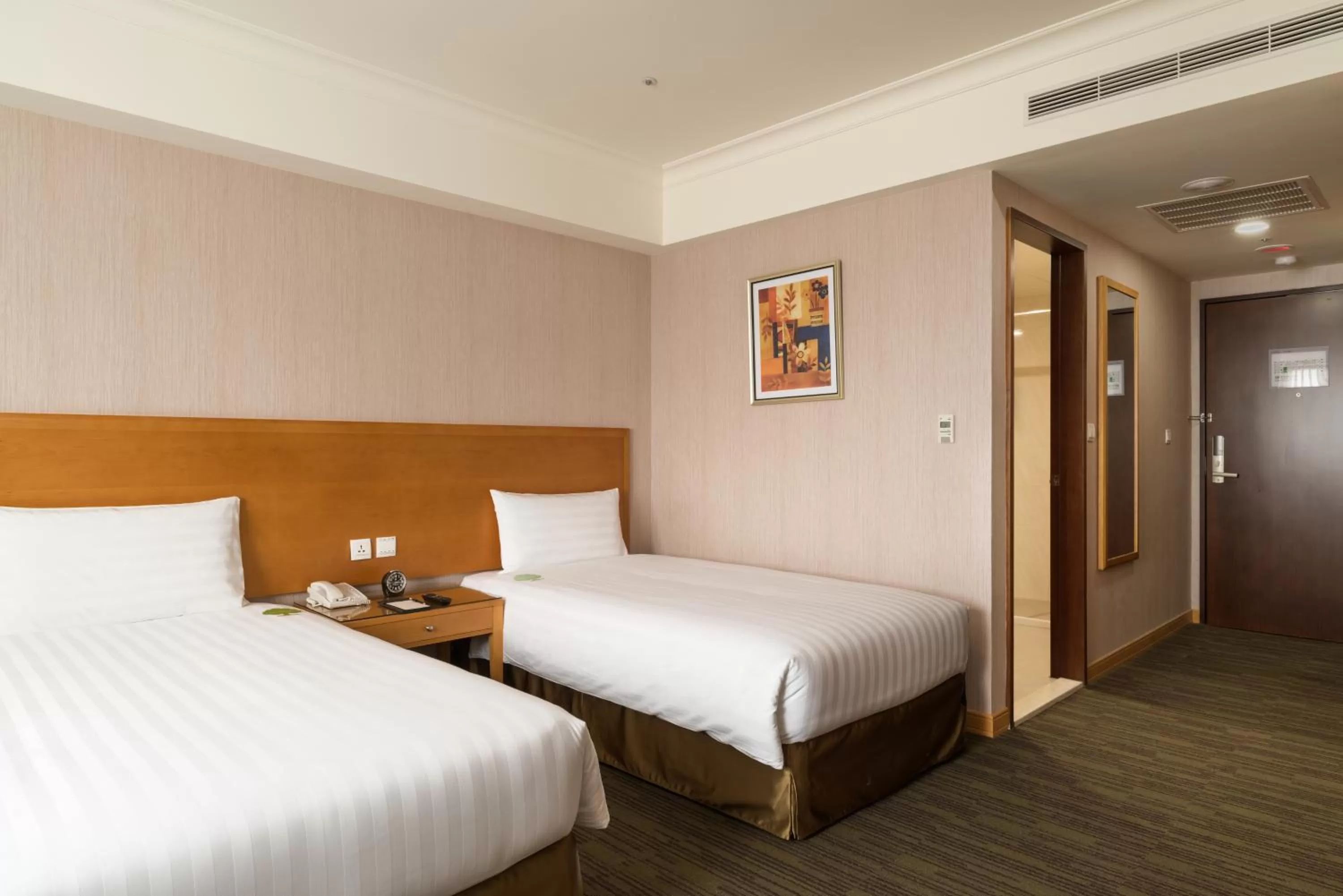 Photo of the whole room, Bed in Fushin Hotel Taipei