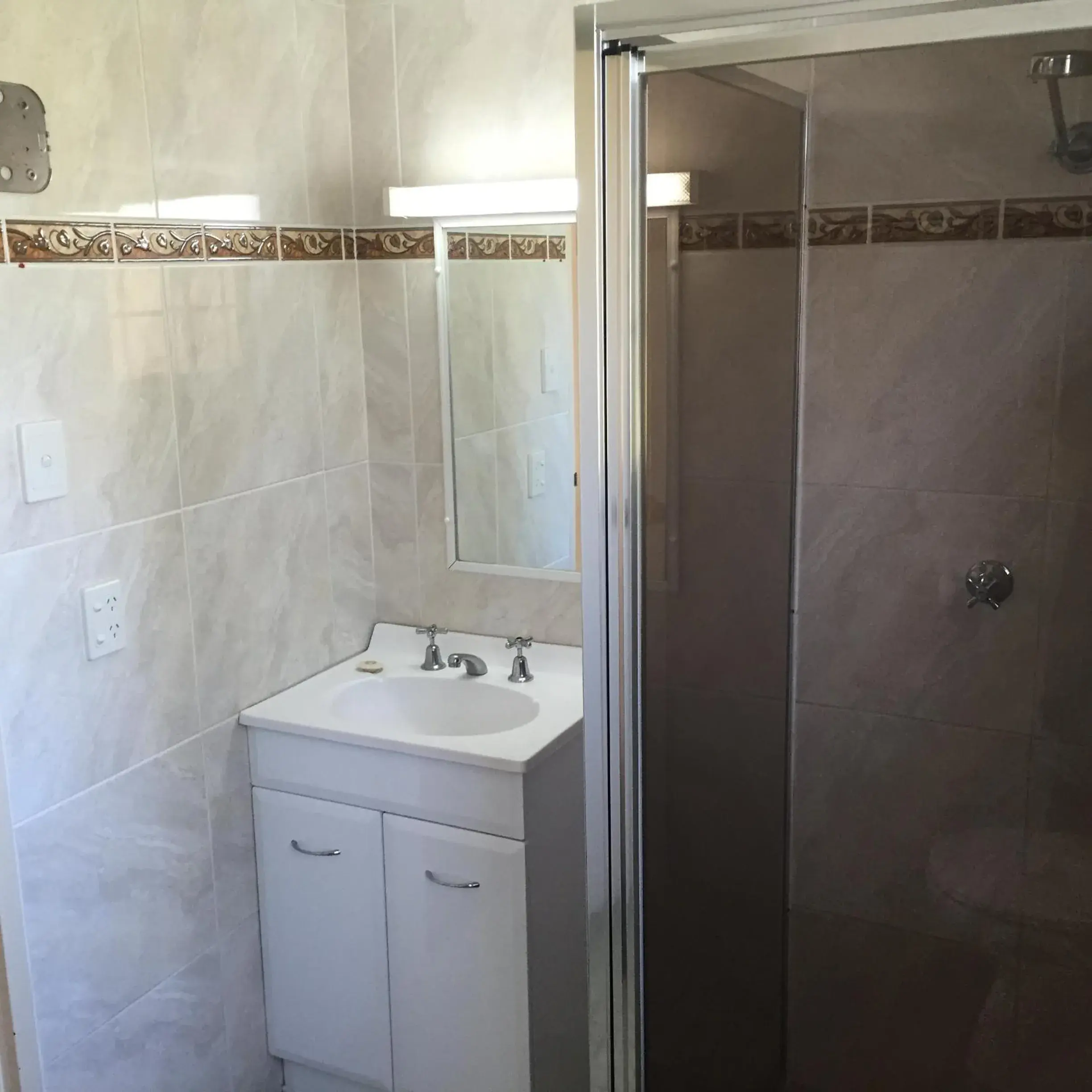 Twin Room - Ground Level in Poet's Recall Motel Twin Room - Ground Level in Poet's Recall Motel