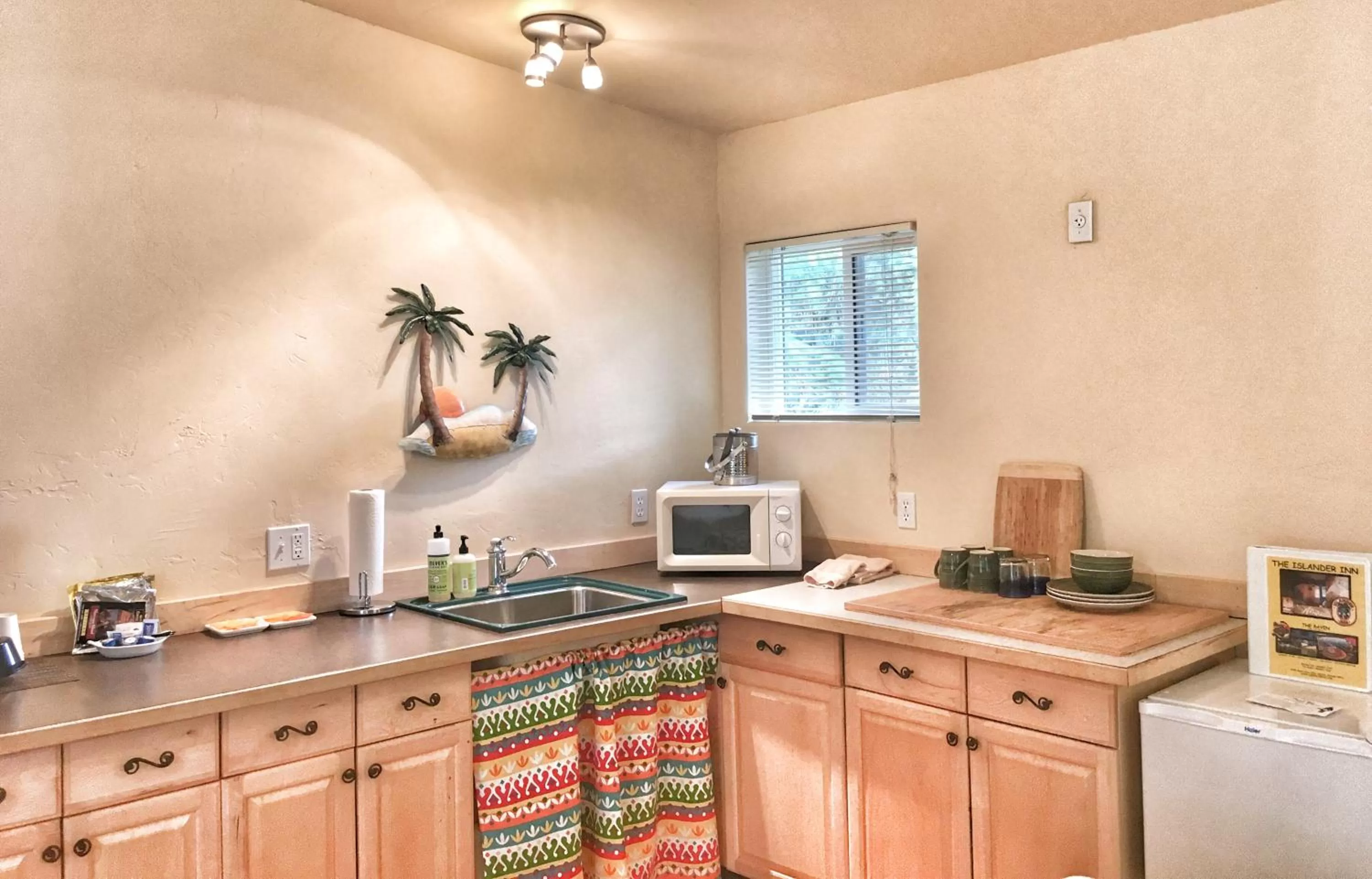 Kitchen or kitchenette in The Islander Inn