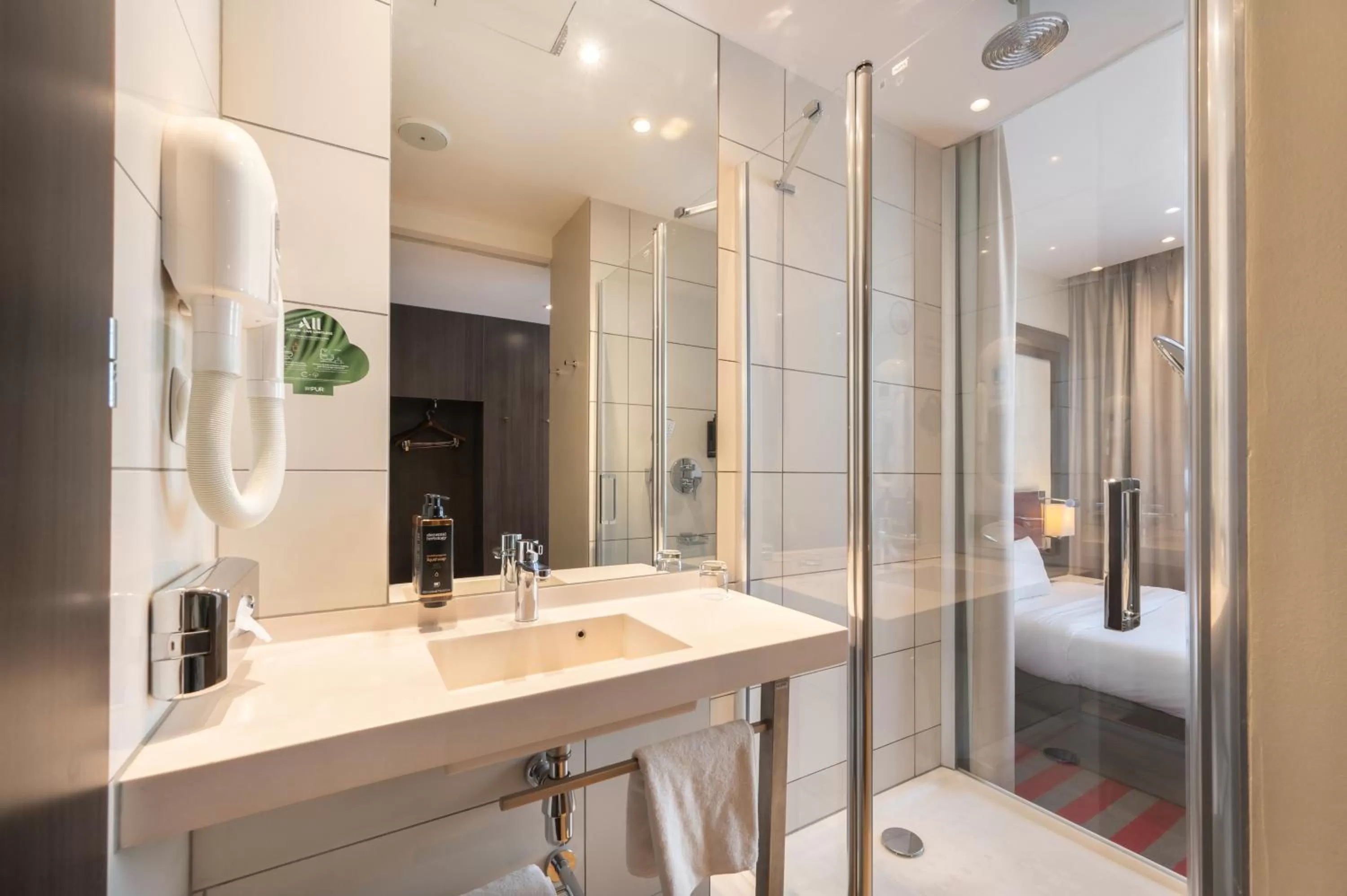 Shower, Bed in Mercure Warszawa Grand