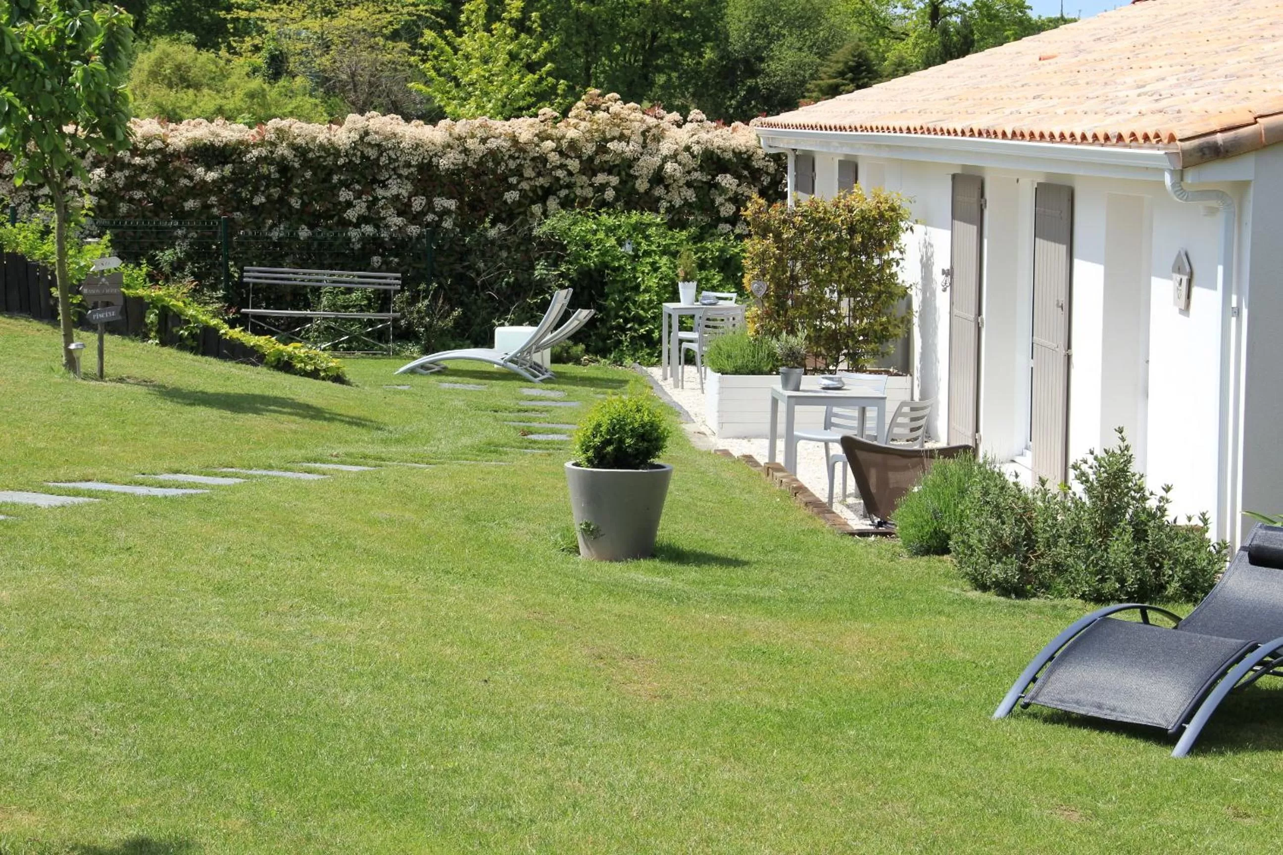 Facade/entrance, Garden in Le Temps des Hôtes