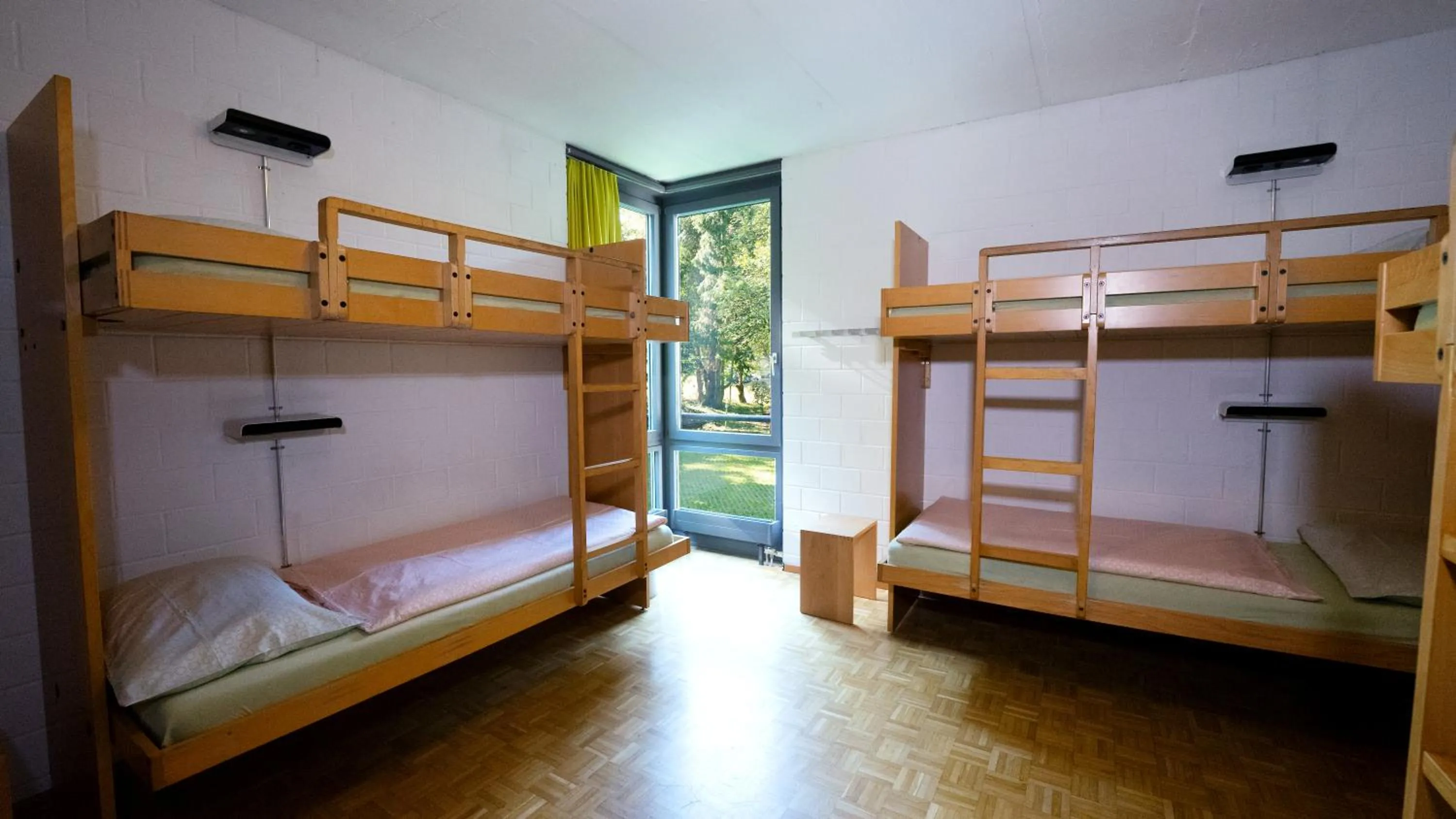Photo of the whole room, Bed in Luzern Youth Hostel