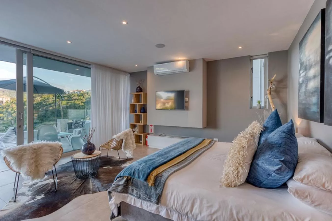 Bedroom in Crown on the Heads