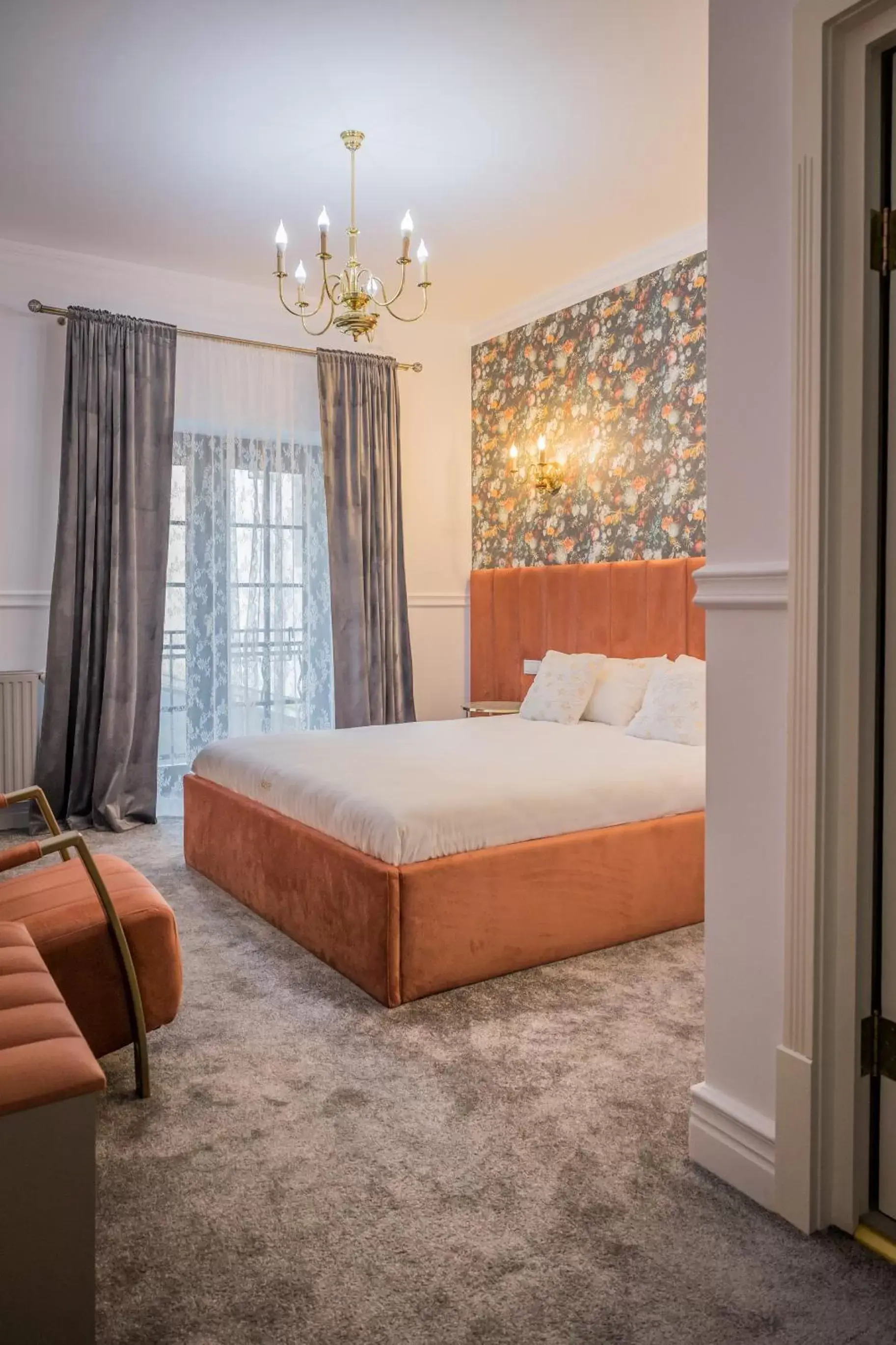 Deluxe Double Room with Balcony in Hotel Vila Central Boutique Satu Mare Deluxe Double Room with Balcony in Hotel Vila Central Boutique Satu Mare