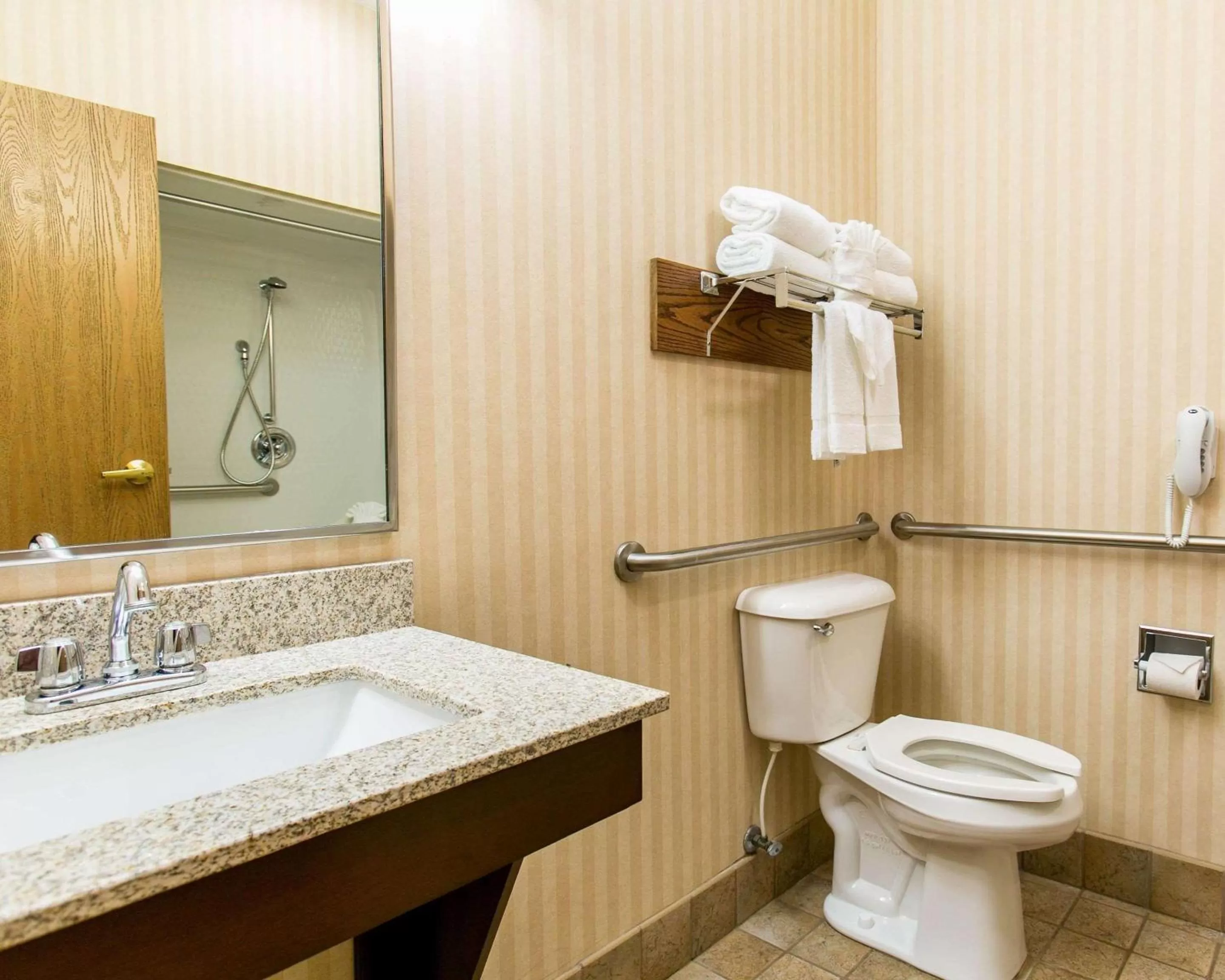 Bathroom in Comfort Inn Warrensburg Station