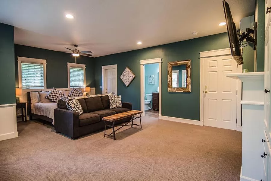 Bed in The Campbell House Inn