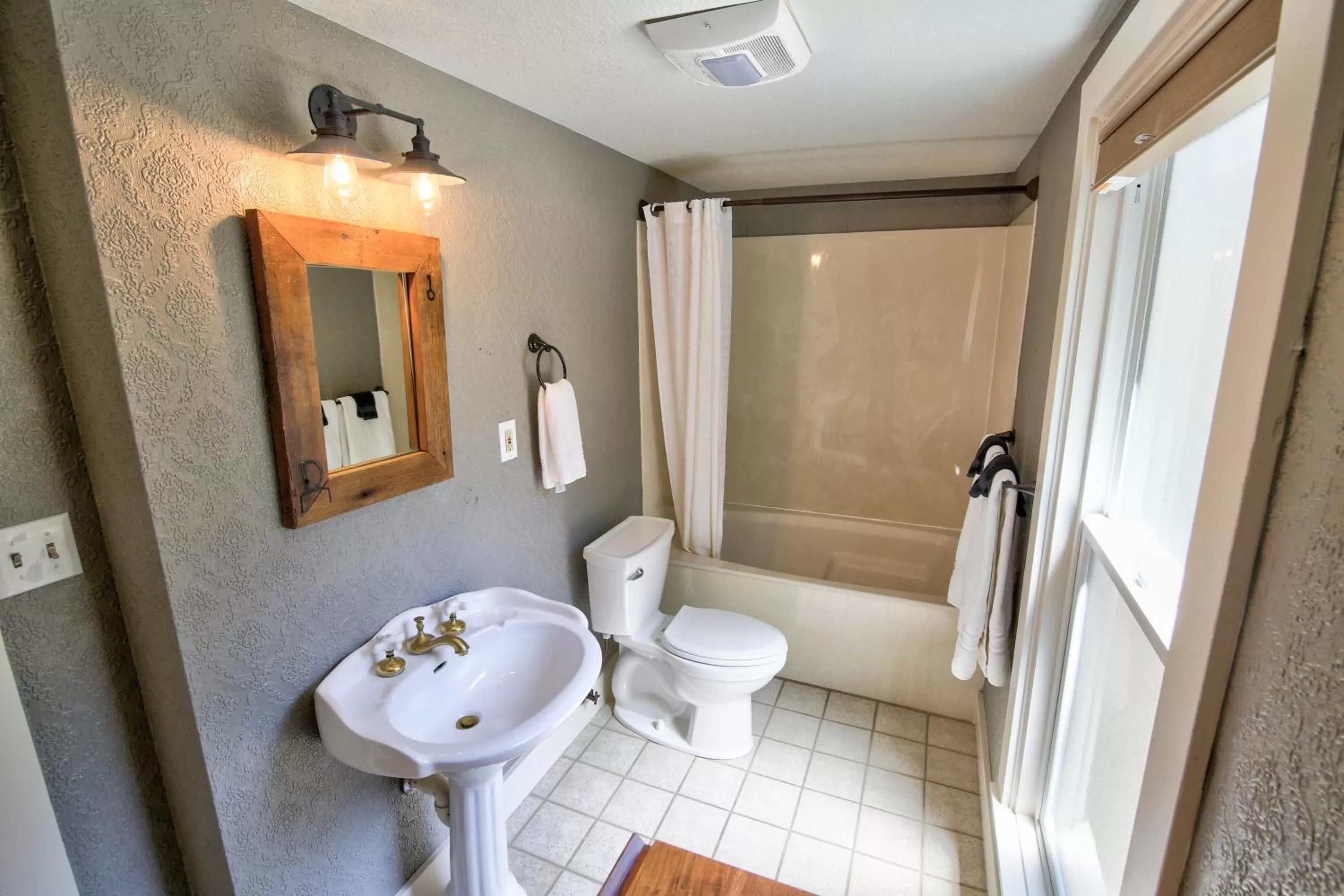 Bathroom in The Groveland Hotel