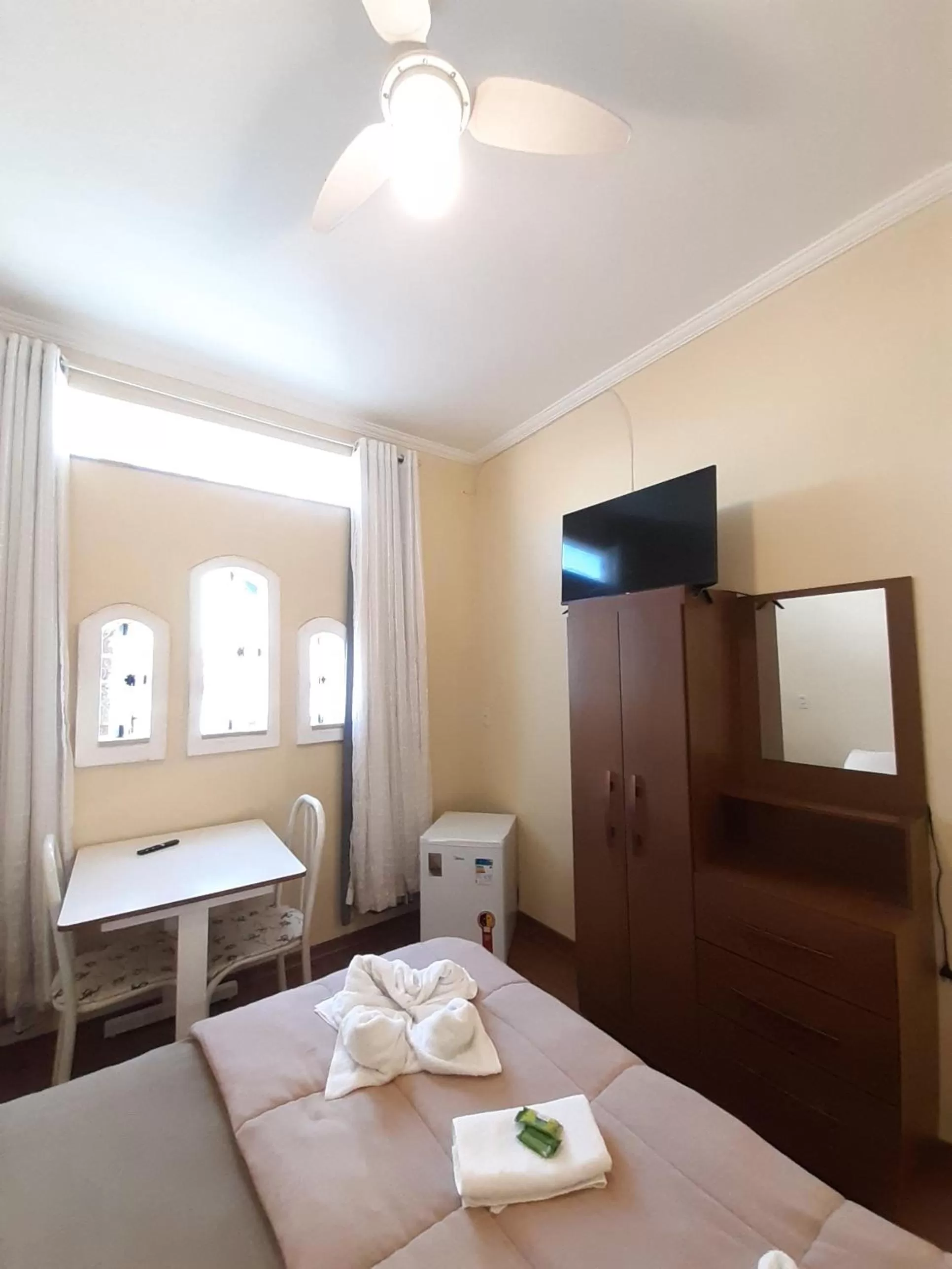 Communal lounge/ TV room, Bed in Pousada Reino Encantado - São Thomé das Letras - Minas Gerais