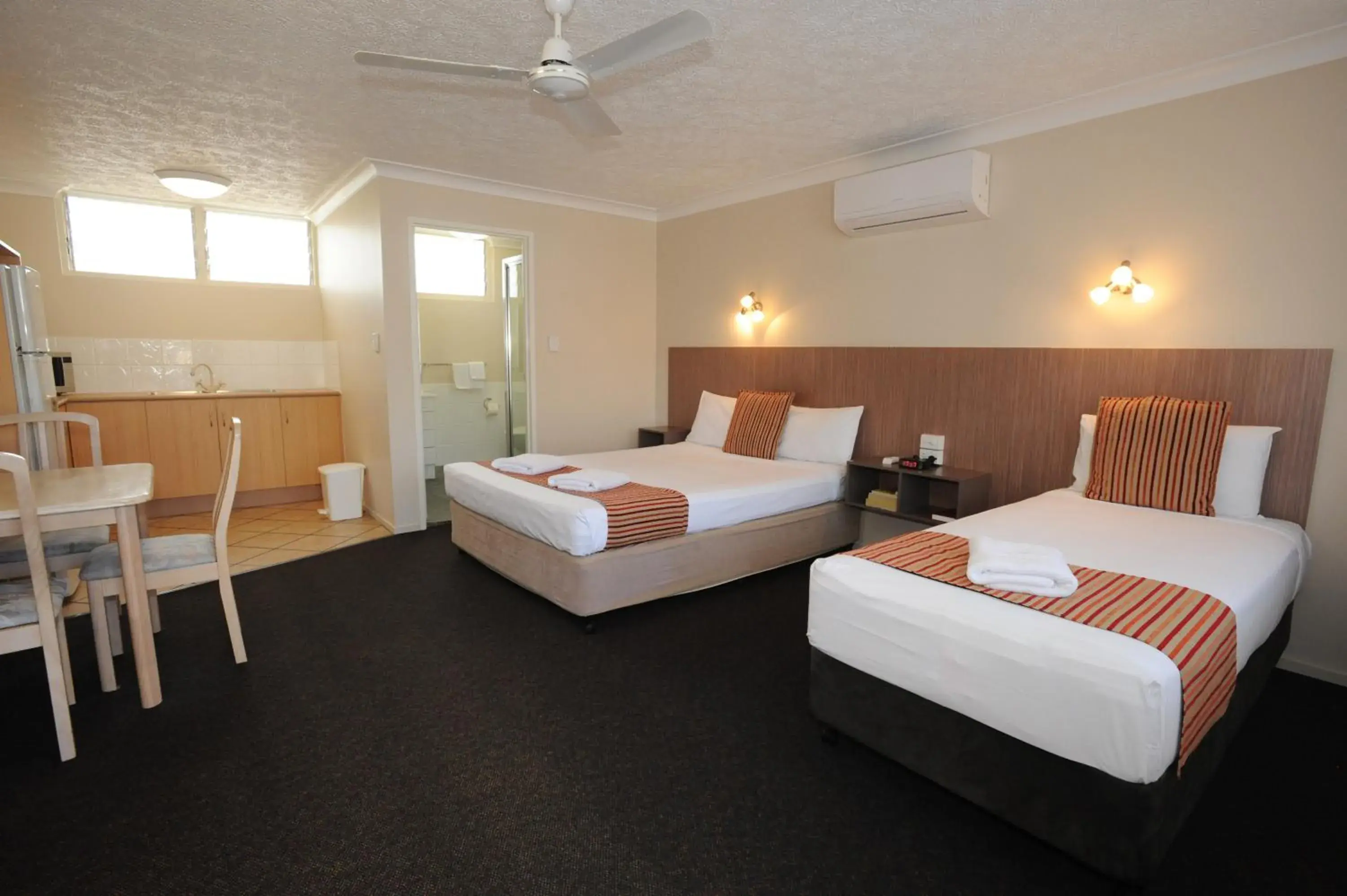 Standard Twin Room with Kitchenette - Not pet friendly in Shoredrive Motel Standard Twin Room with Kitchenette - Not pet friendly in Shoredrive Motel