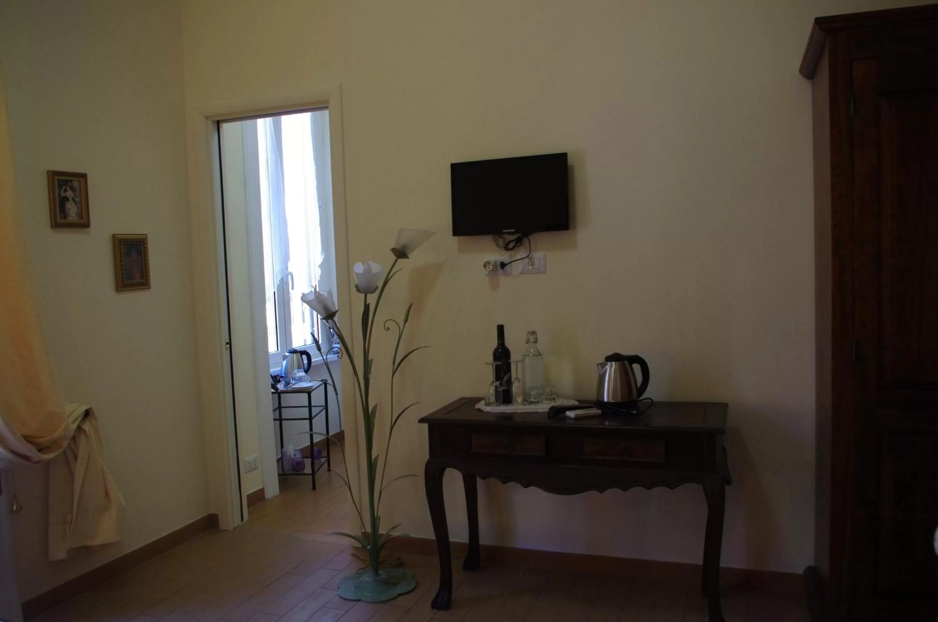 TV and multimedia, Bed in Tucci's Roma Guest House