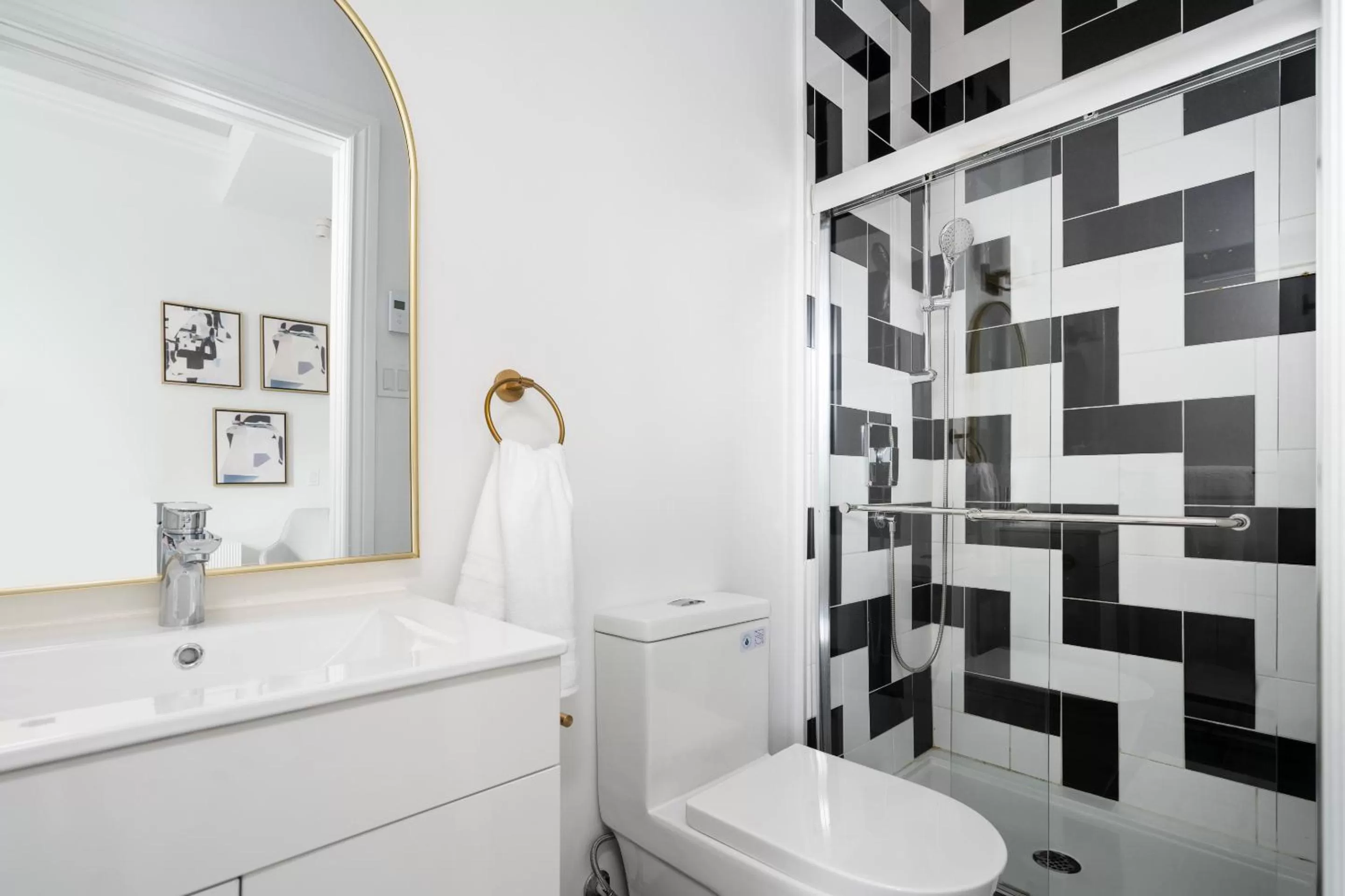 Bathroom in Le Penfield Par Nomade MTL