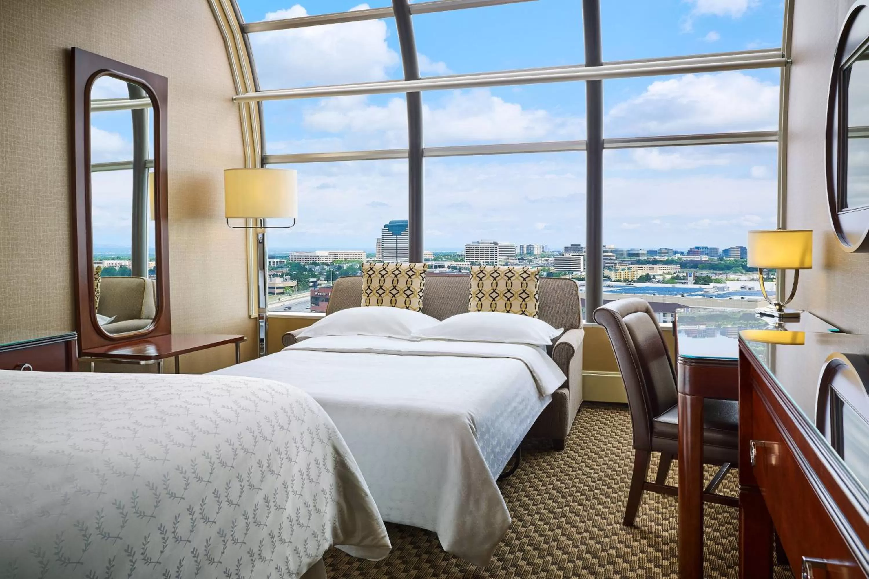 Photo of the whole room, Bed in Sheraton Hotel Denver Tech Center