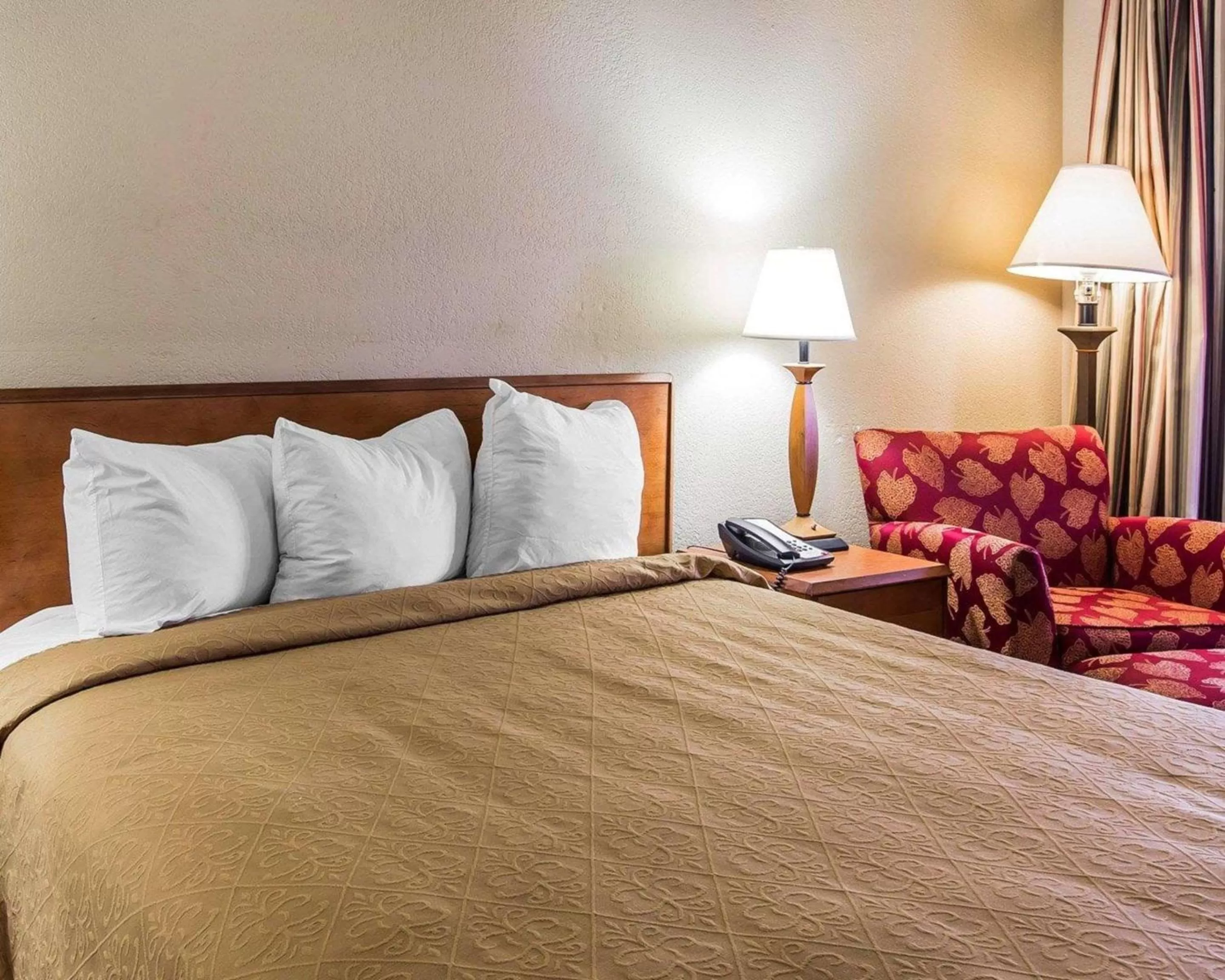 Photo of the whole room, Bed in Quality Inn At the Mall - Valdosta