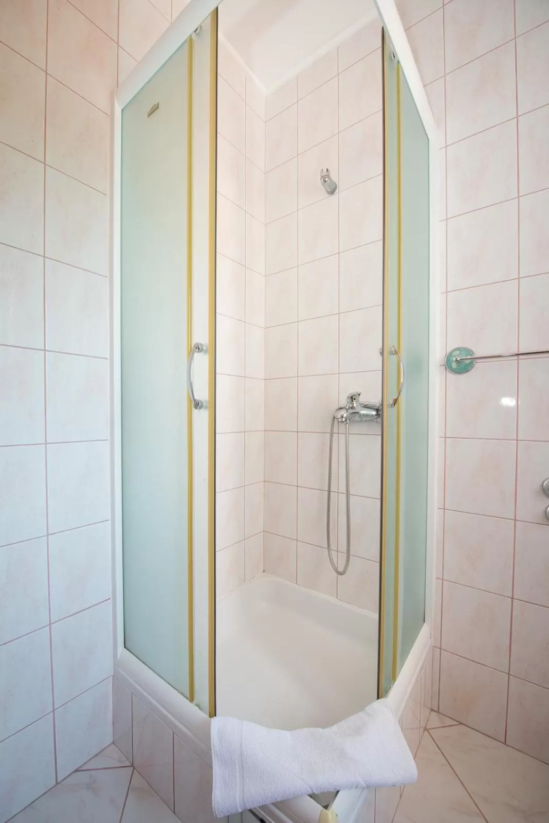 Shower in Guesthouse Helena