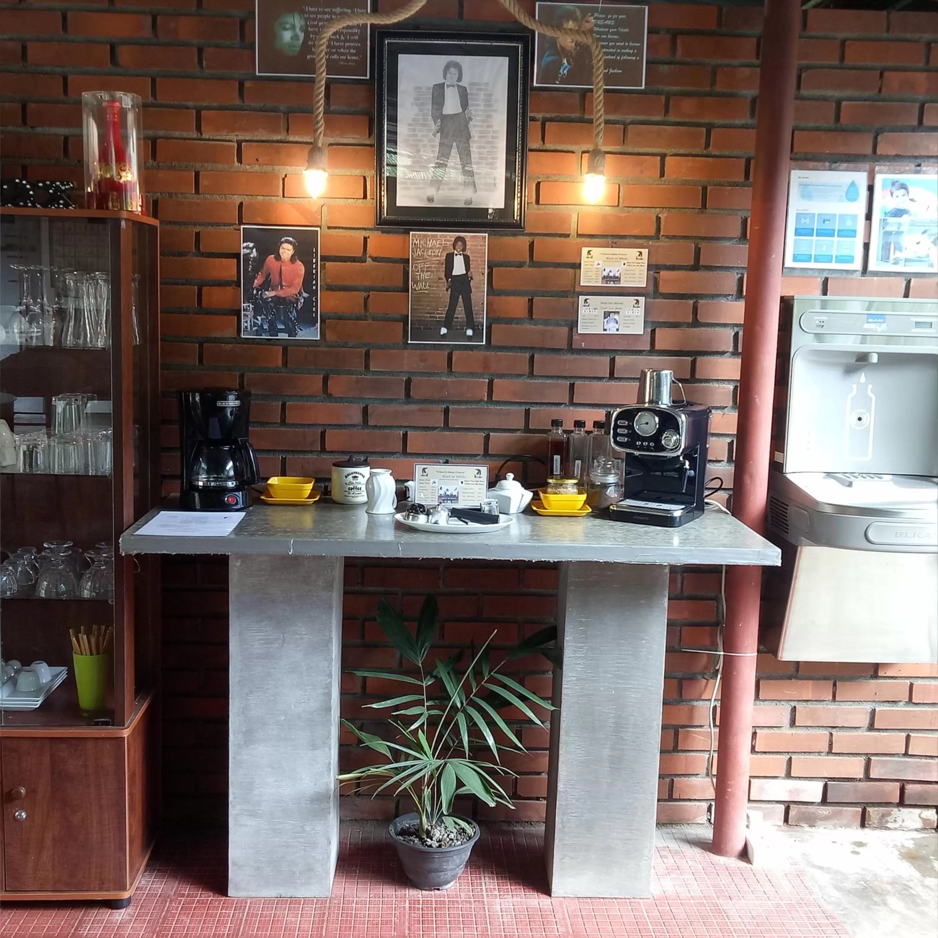 Restaurant/places to eat in Palms Villa