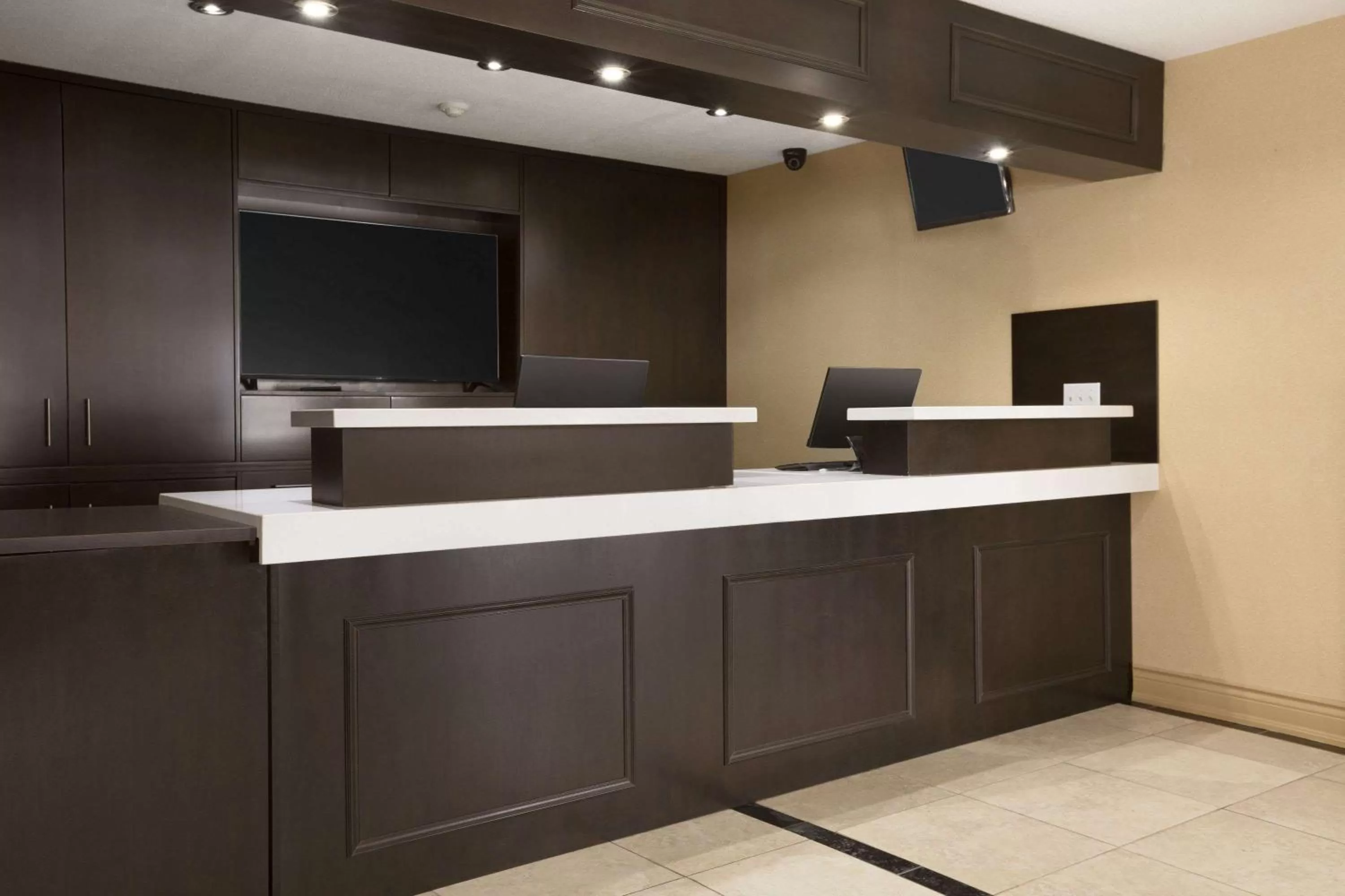 Lobby or reception, TV/Entertainment Center in Days Inn by Wyndham Woodstock