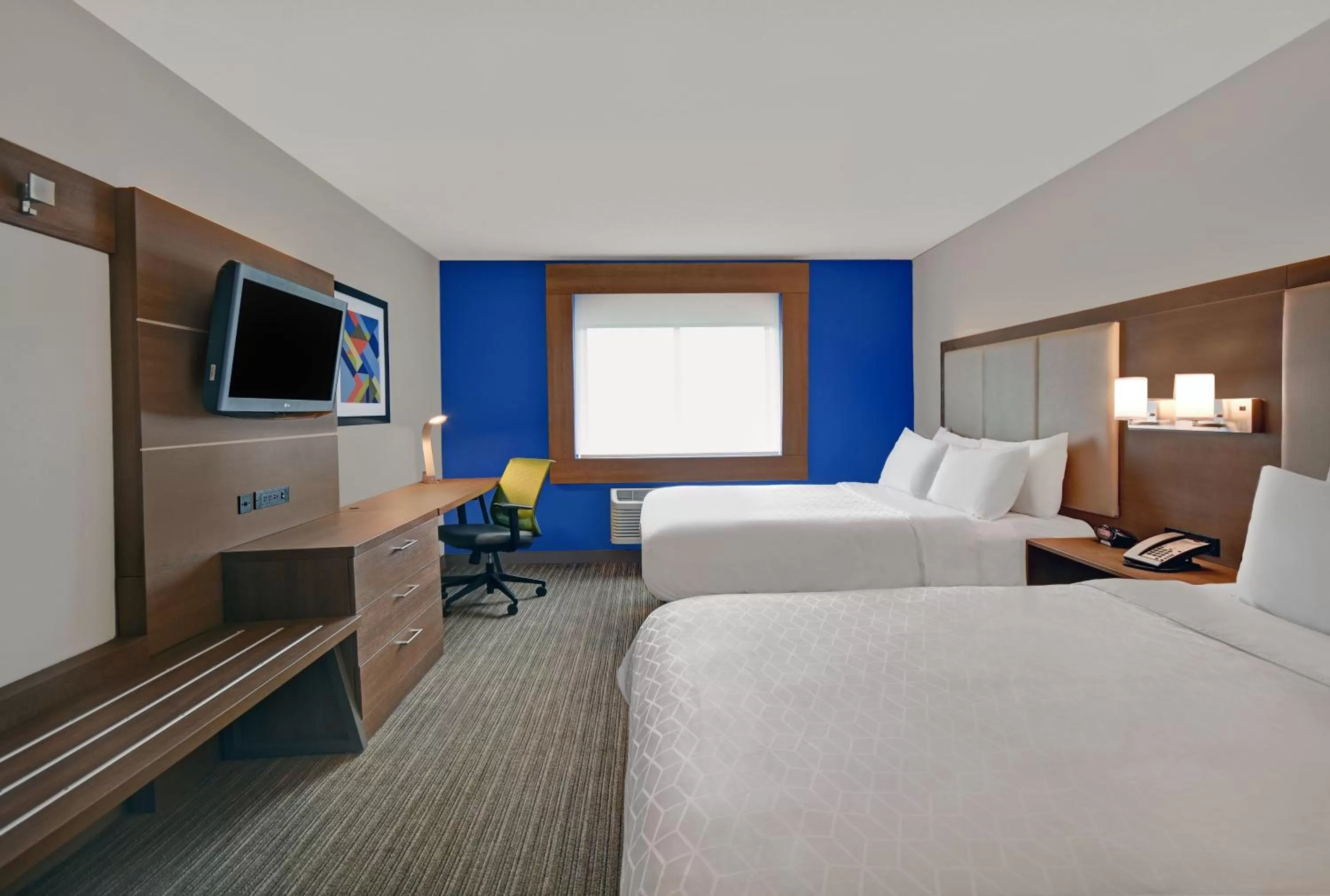 Photo of the whole room, Bed in Holiday Inn Express Adrian by IHG