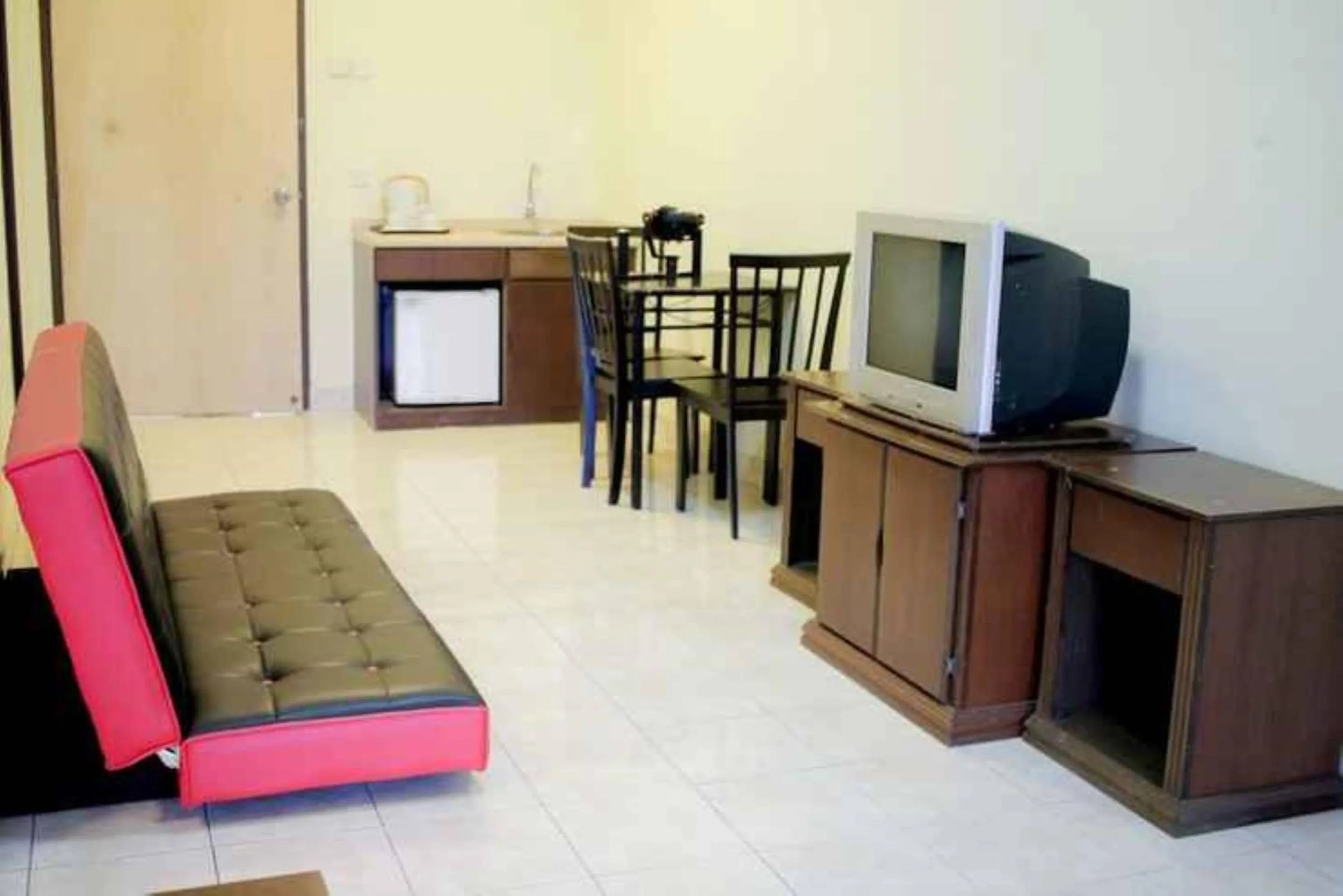 Bedroom, TV/Entertainment Center in OYO HOME 90301 Suria Service Apartments Bukit Merak Laketown Resort
