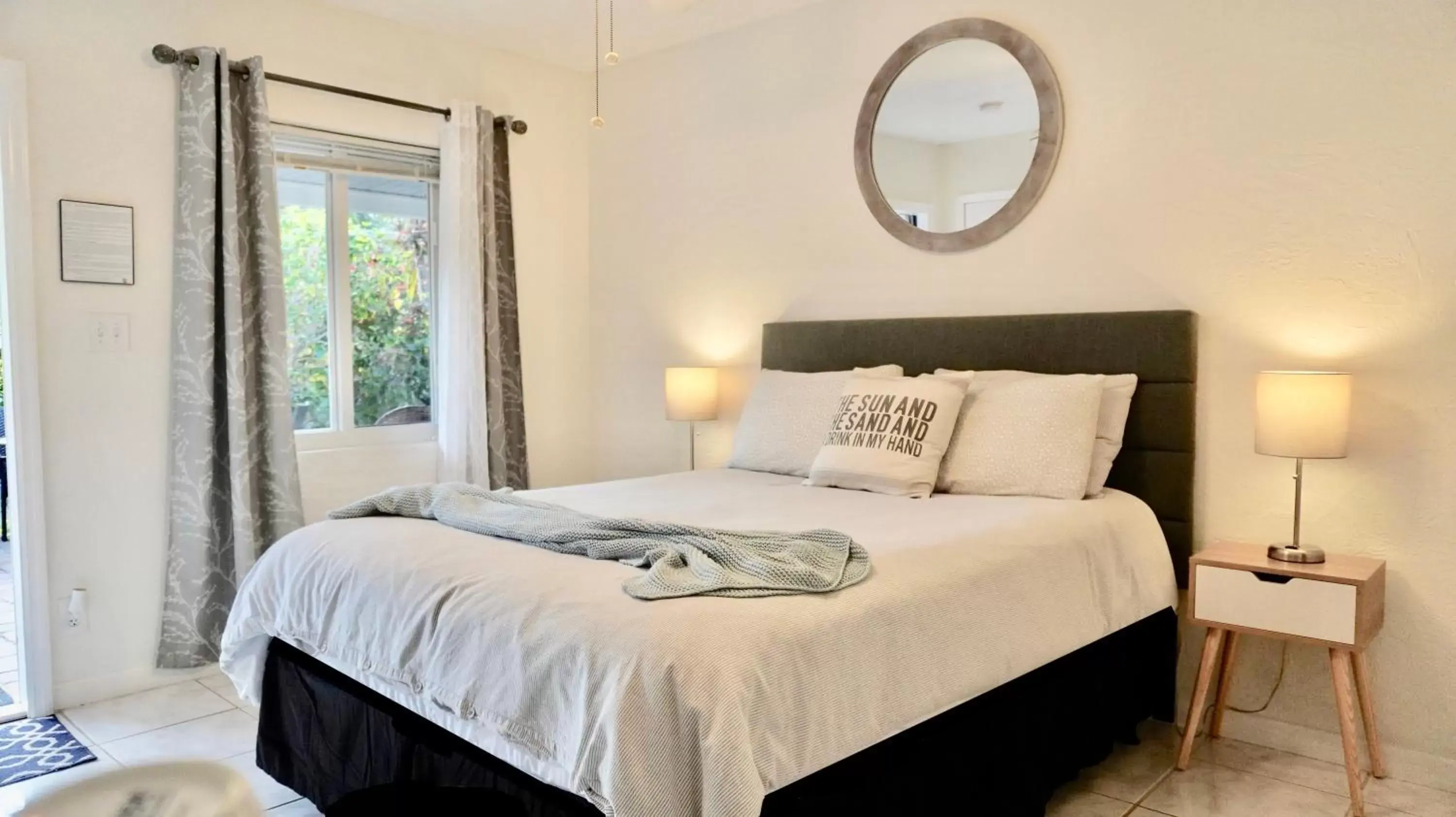 Deluxe Queen Room in 4145 By The Sea Inn & Suites Deluxe Queen Room in 4145 By The Sea Inn & Suites