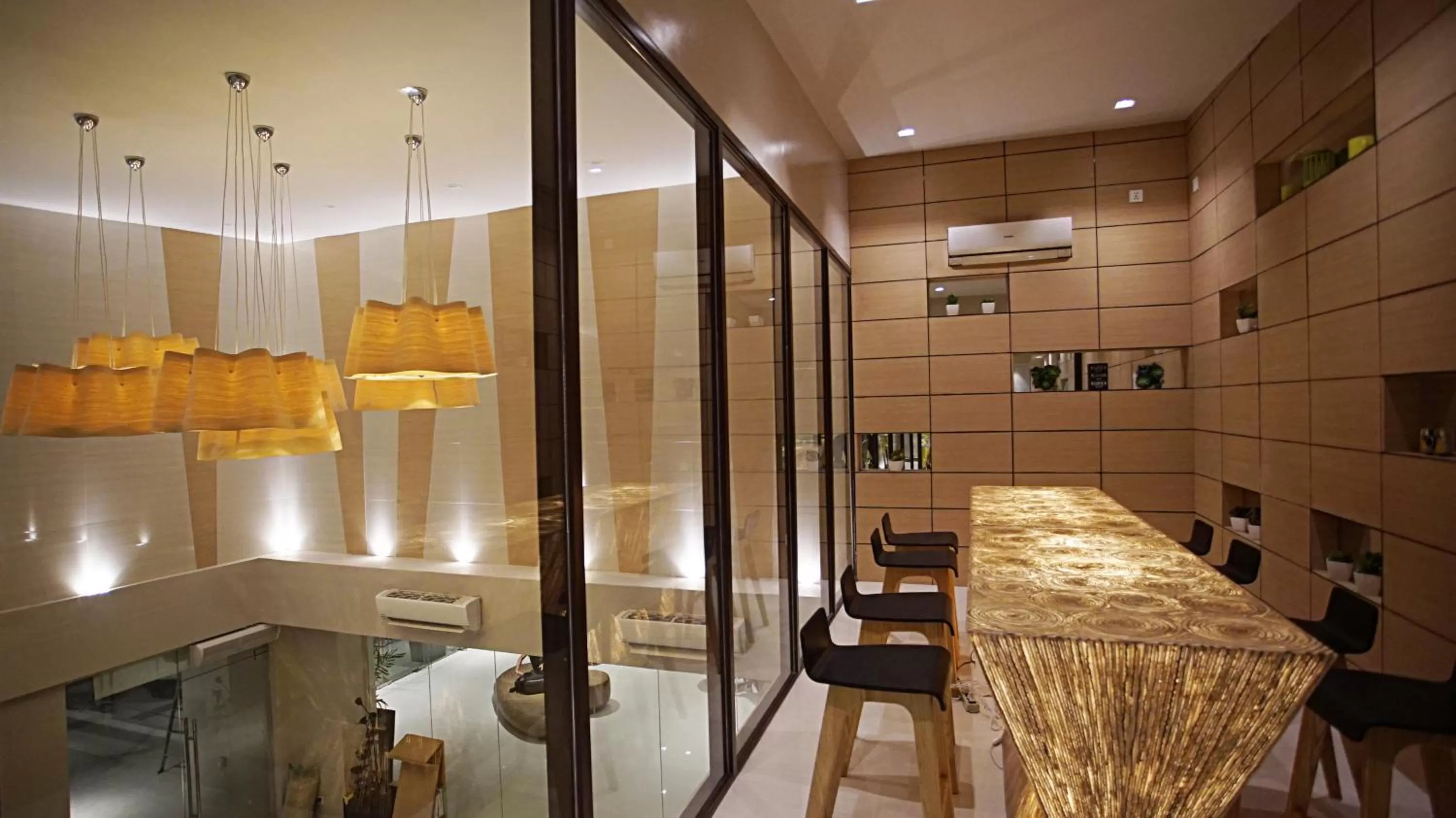 Restaurant/places to eat in Watergate Boutique Hotel