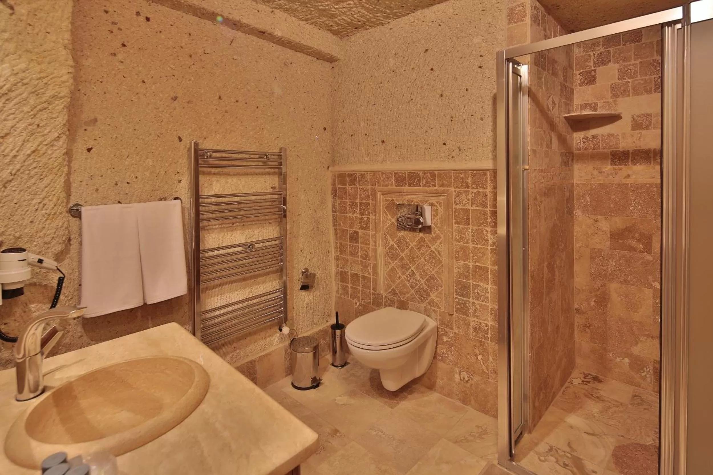 Shower, Bathroom in Vista Cave Hotel