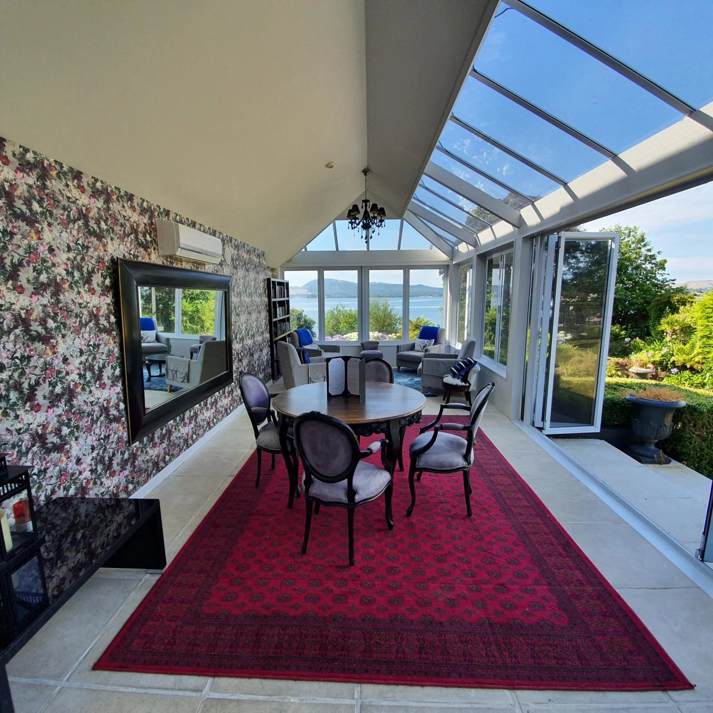 Communal lounge/ TV room in Black Swan Lakeside Boutique Hotel