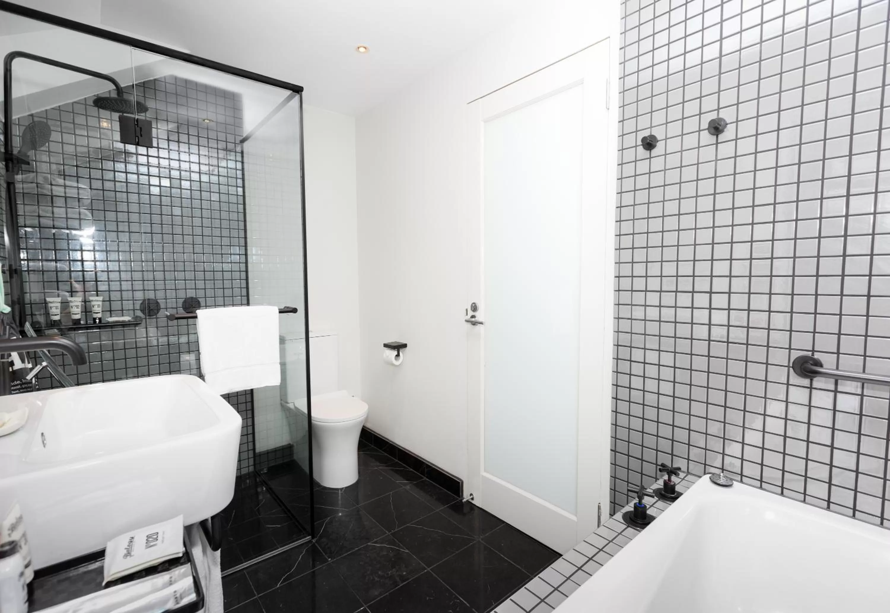 Bathroom, Bed in Ovolo Sydney Woolloomooloo, a Wyndham Hotel