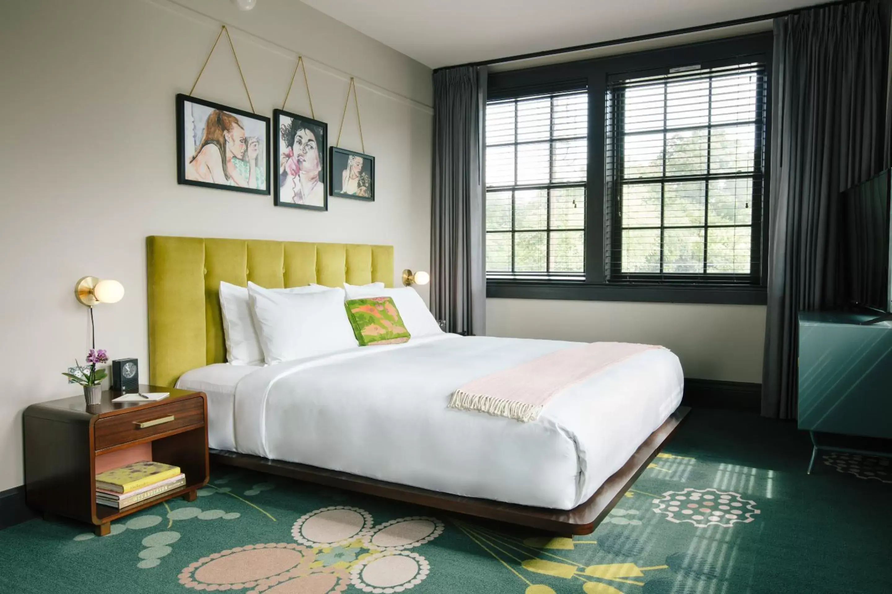 Deluxe King Room in Hotel Clermont Atlanta, by Oliver Deluxe King Room in Hotel Clermont Atlanta, by Oliver