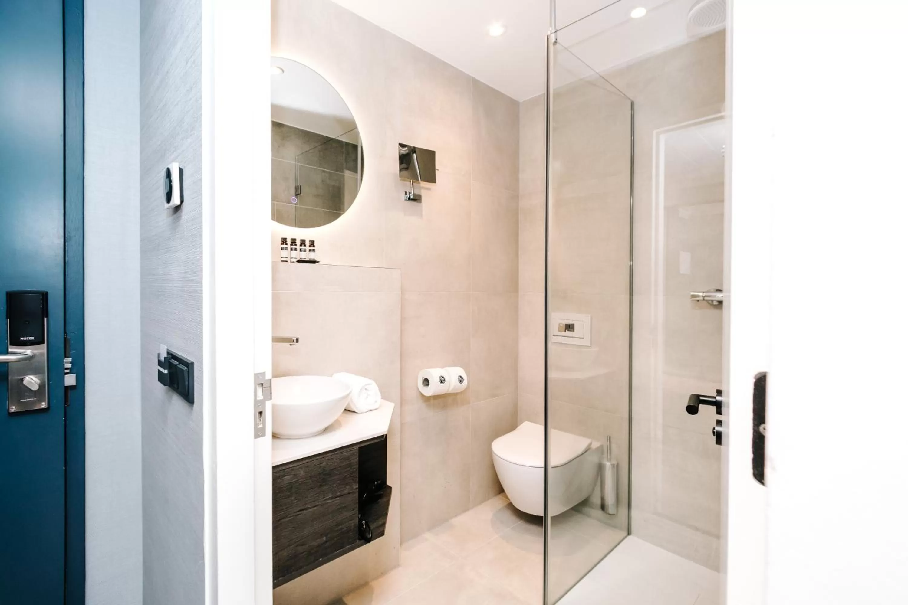 Shower in Amsterdam Beach Hotel