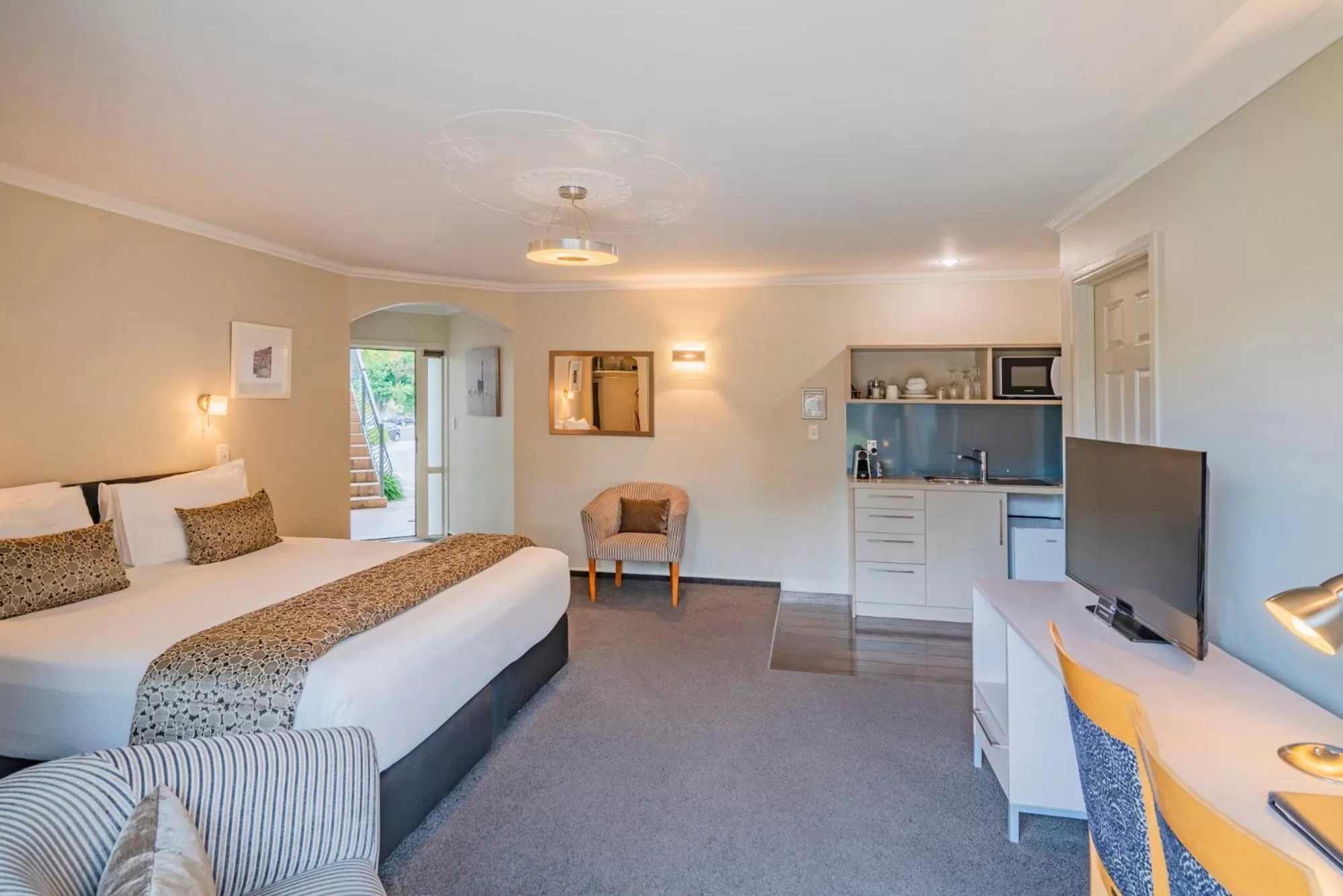Photo of the whole room, Bed in Silver Fern Rotorua Suites & Spa