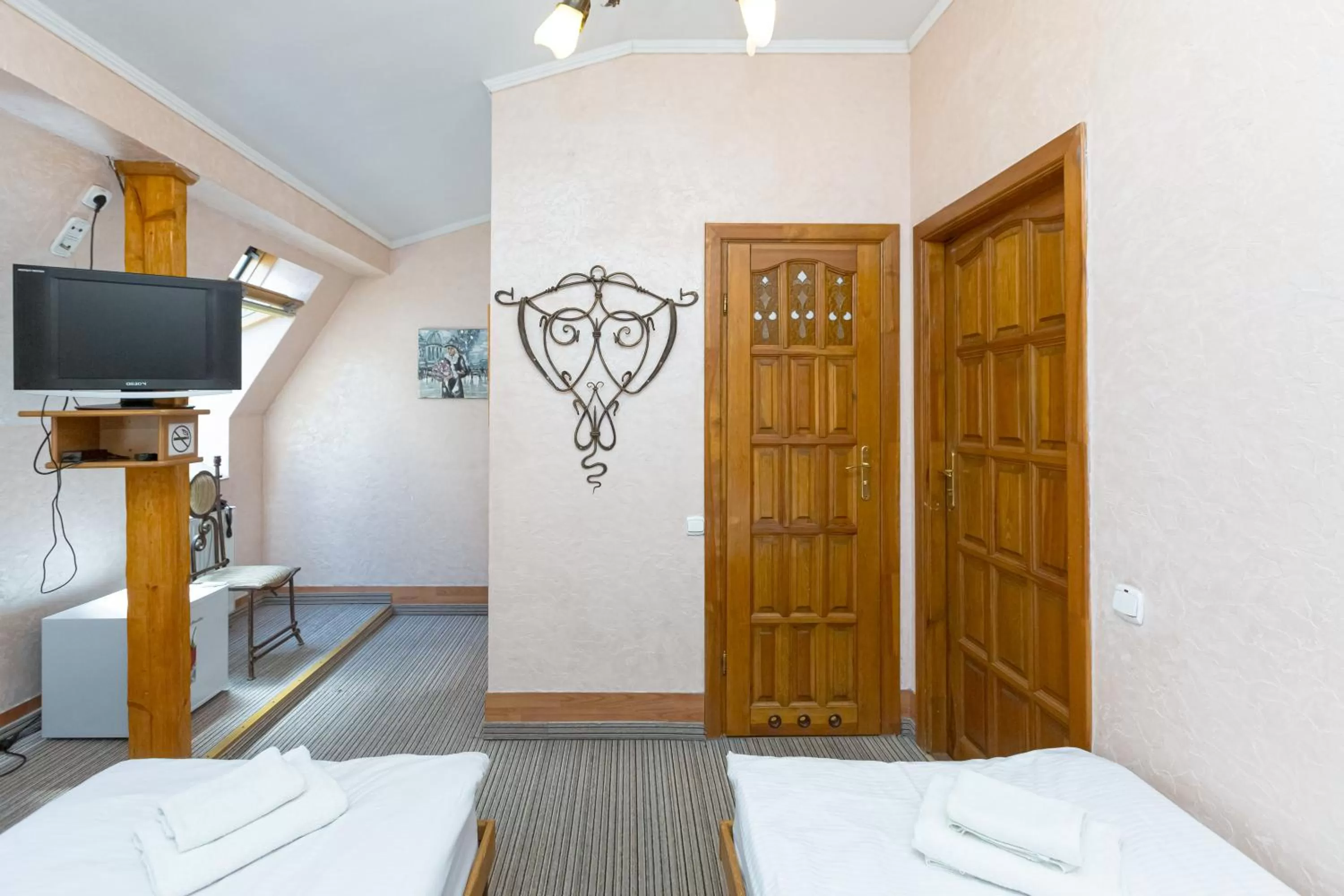 Communal lounge/ TV room, TV/Entertainment Center in Staryi Krakiv