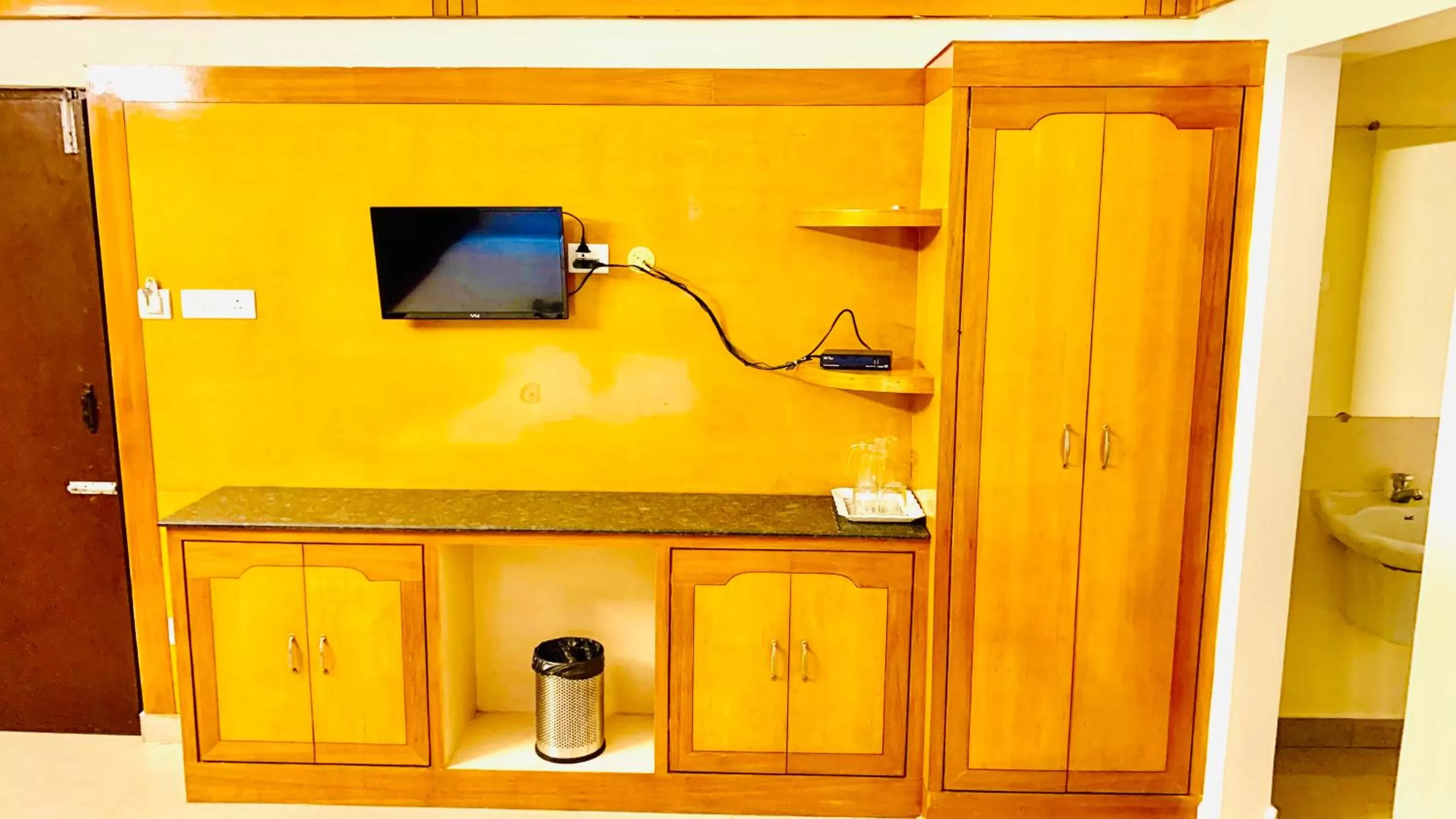 TV and multimedia, Bathroom in Half Moon Palace Chennai